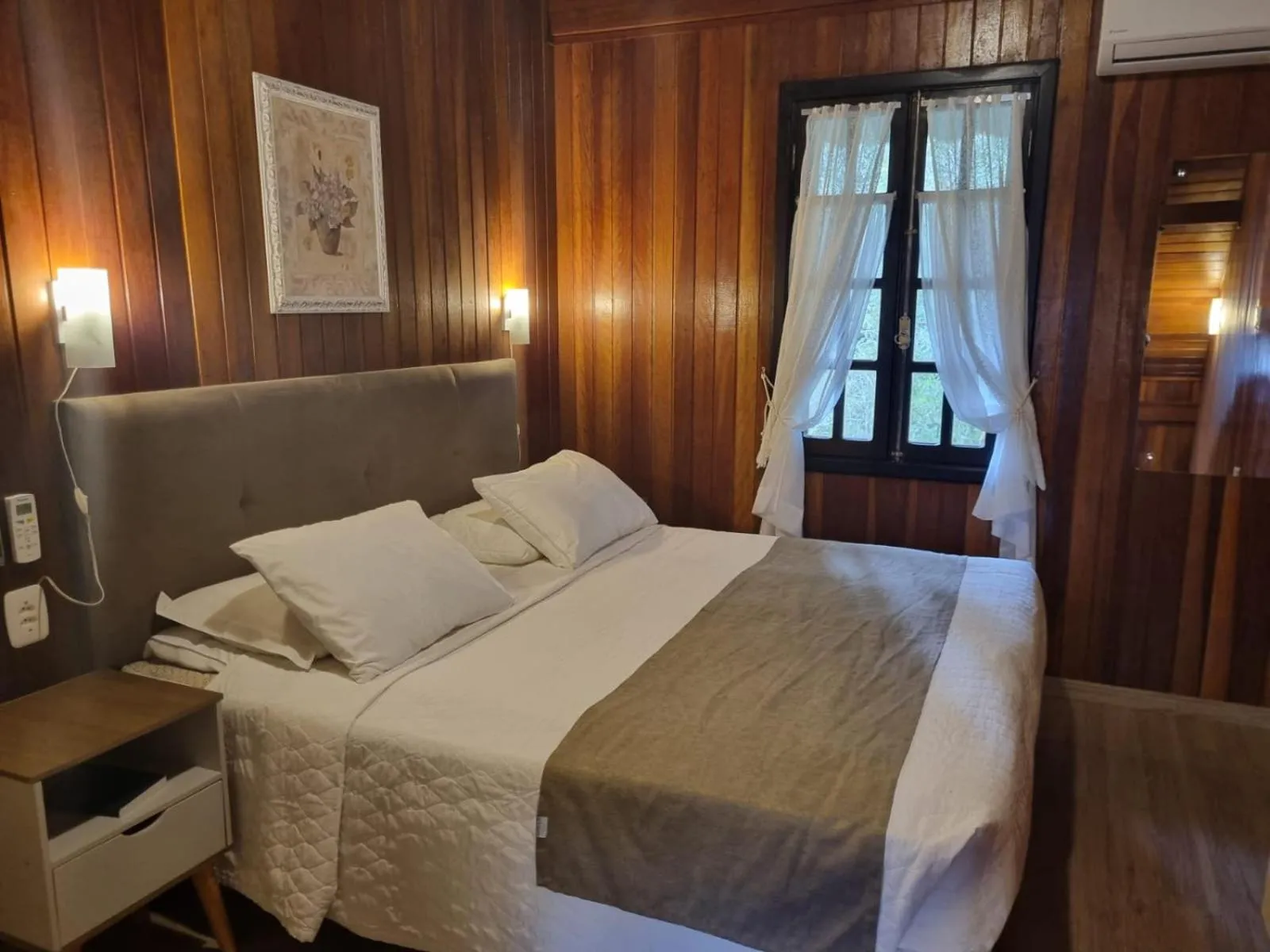 Photo of the whole room, Bed in Pousada Caliandra Da Serra