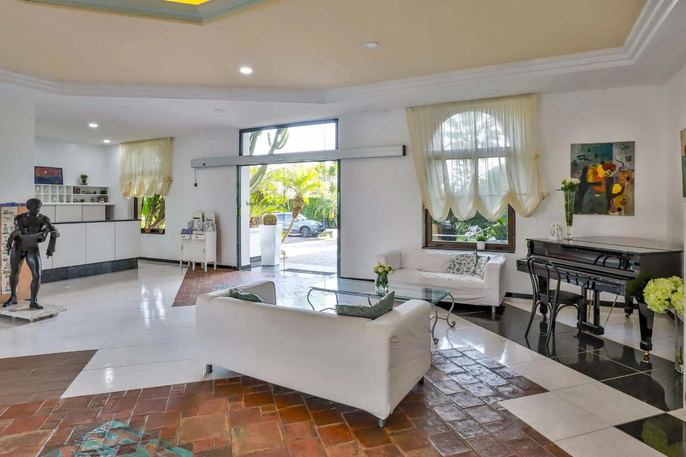 Seating area in Hotel Delfa