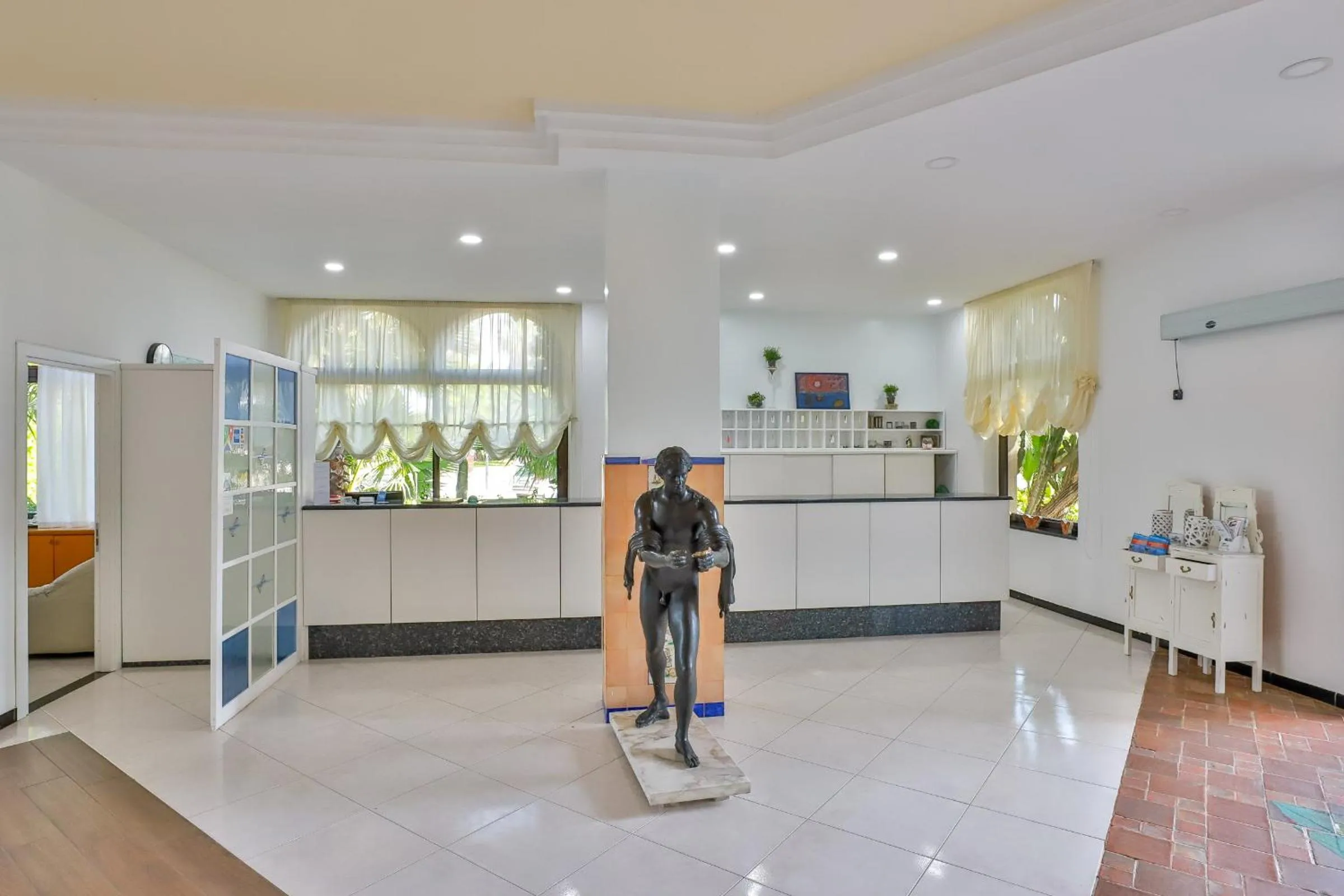 Lobby or reception in Hotel Delfa