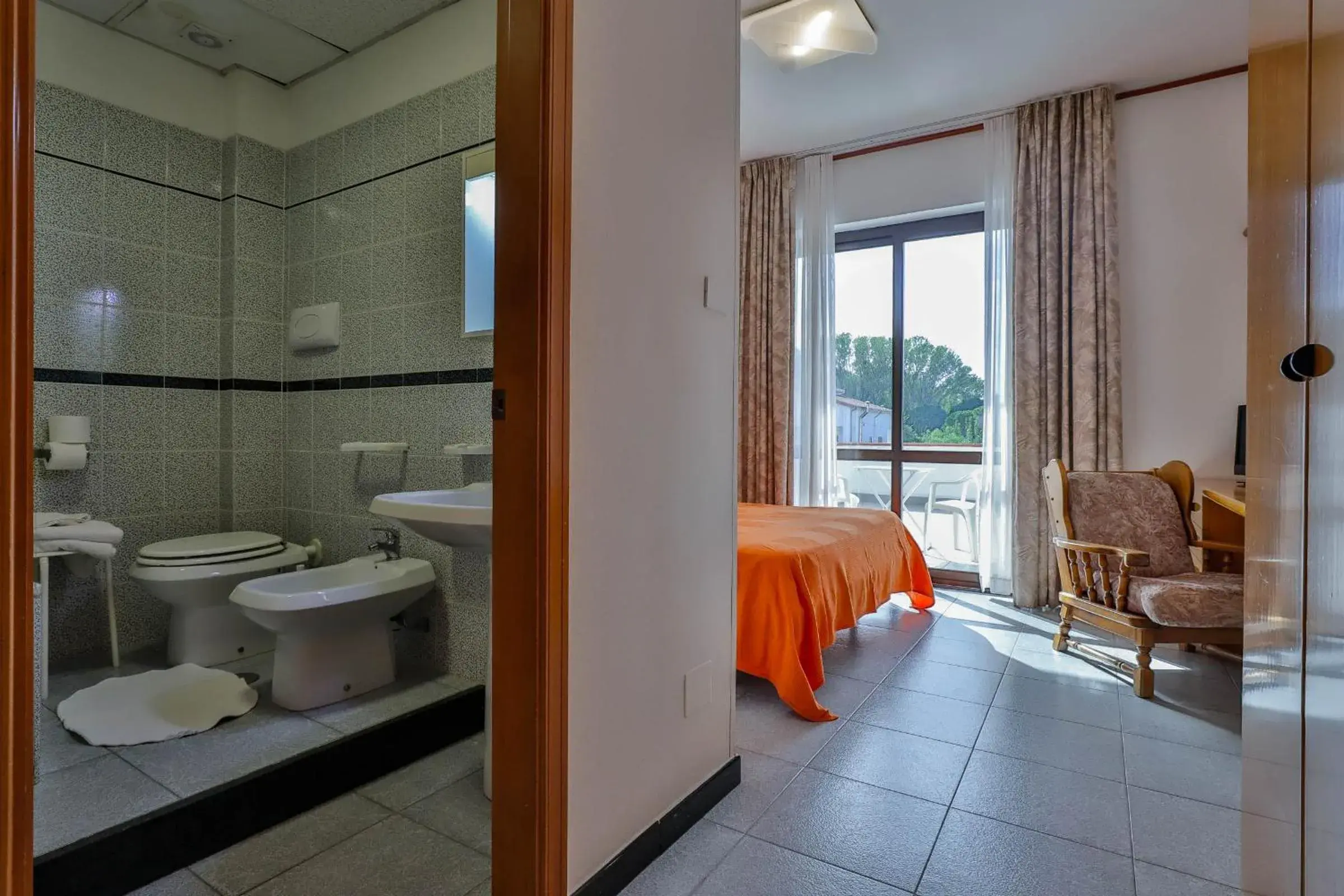 Double Room in Hotel Delfa Double Room in Hotel Delfa