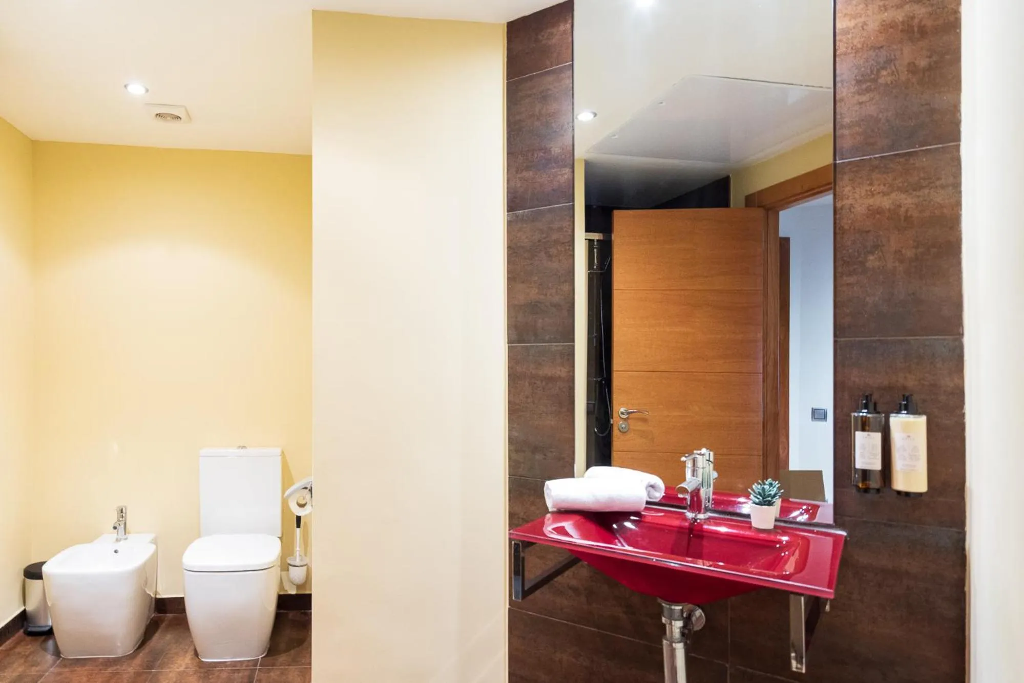 Toilet in Lucas House Apartments by Sitges Group