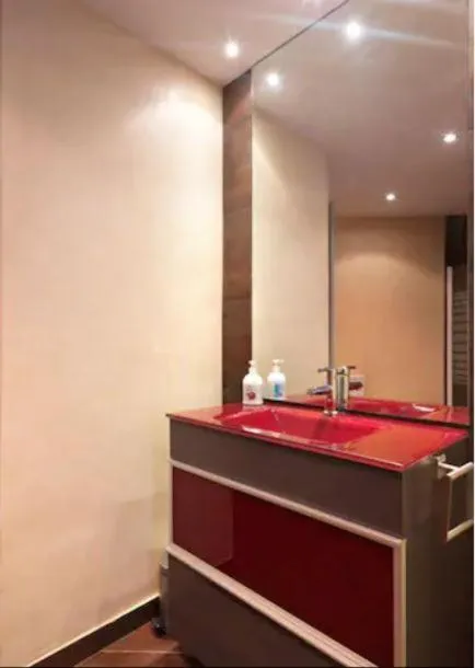 Bathroom in Lucas House Apartments by Sitges Group