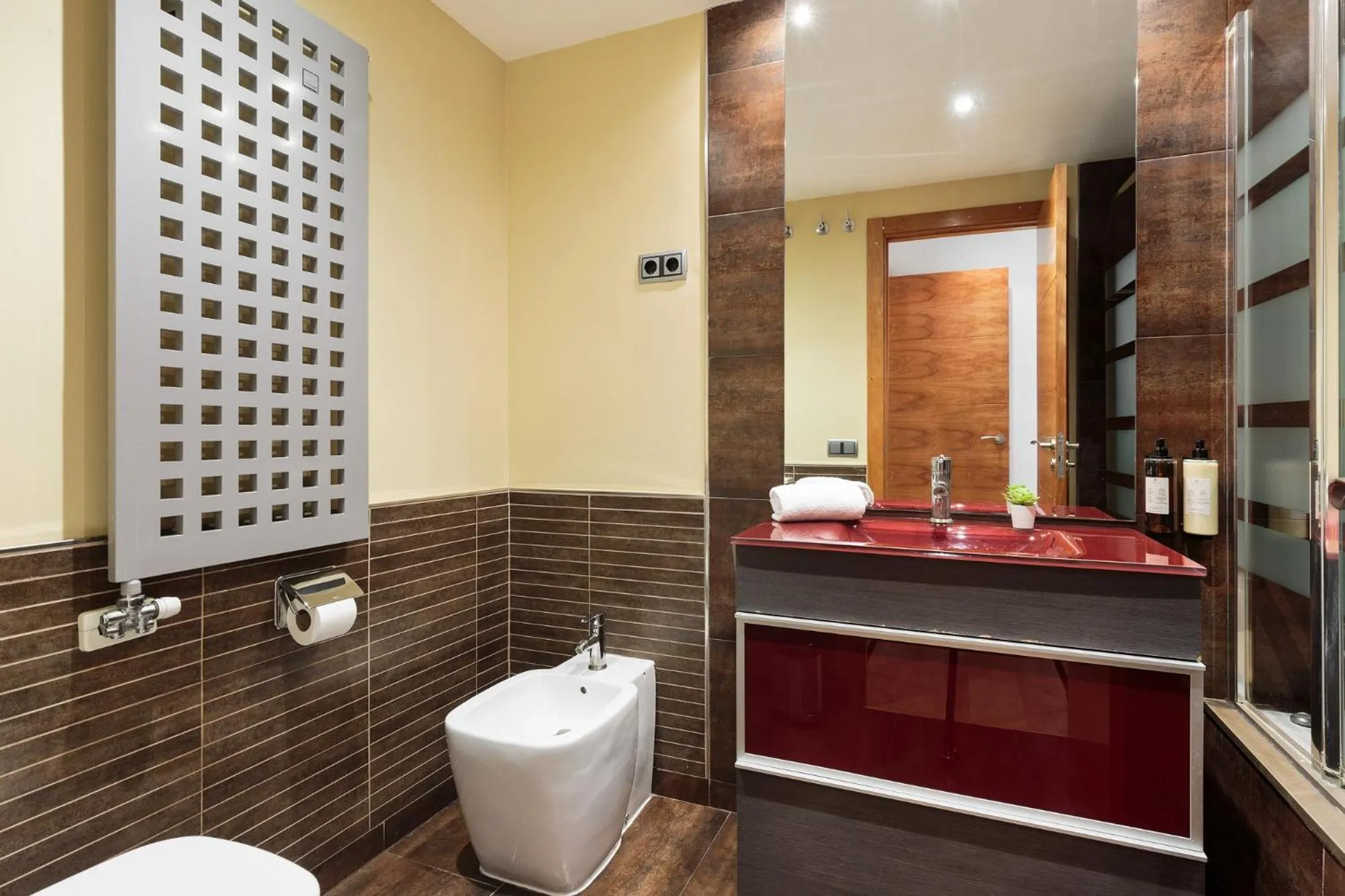 Toilet in Lucas House Apartments by Sitges Group