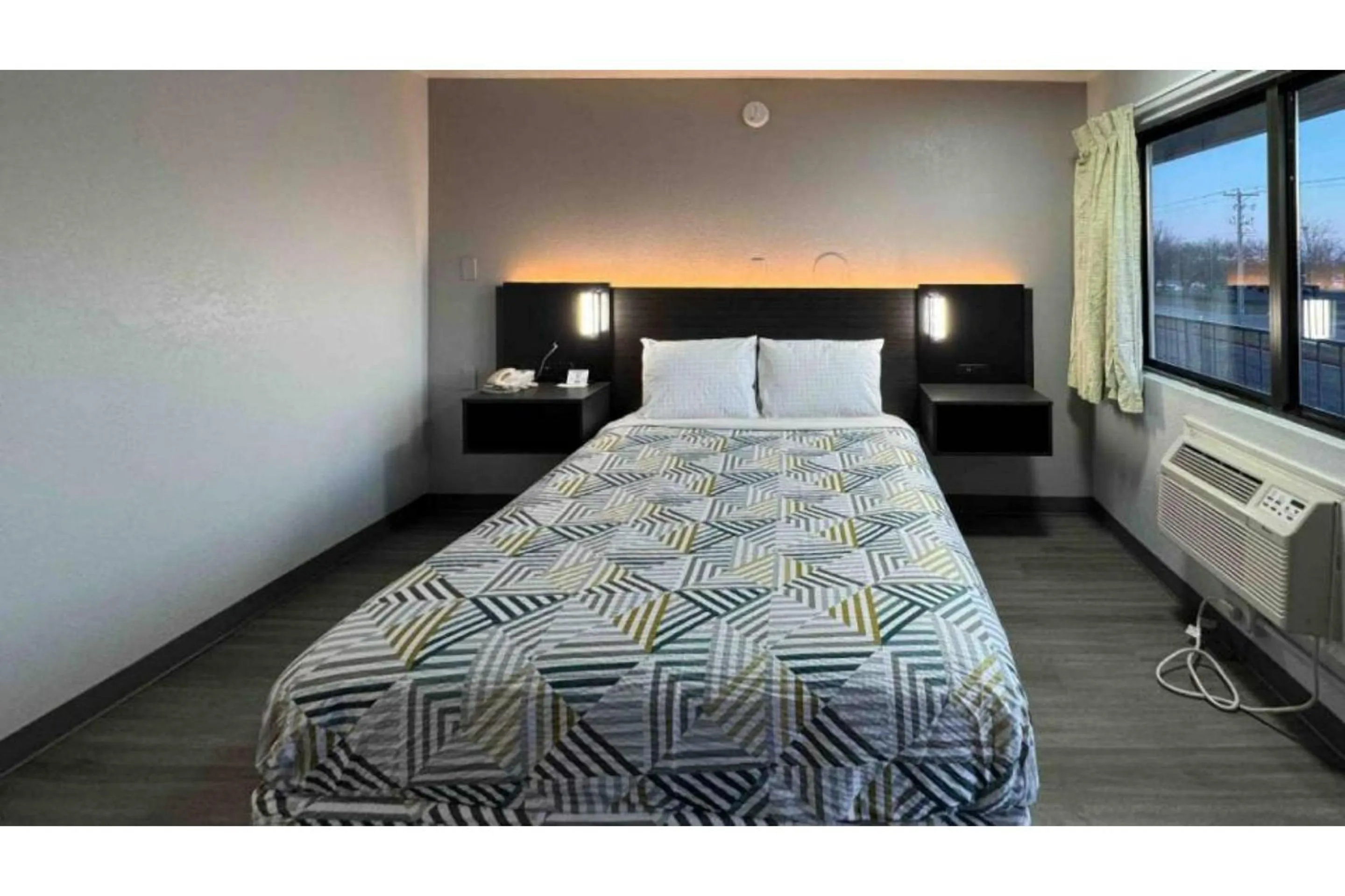 Bedroom, Bed in Motel 6-Janesville, WI