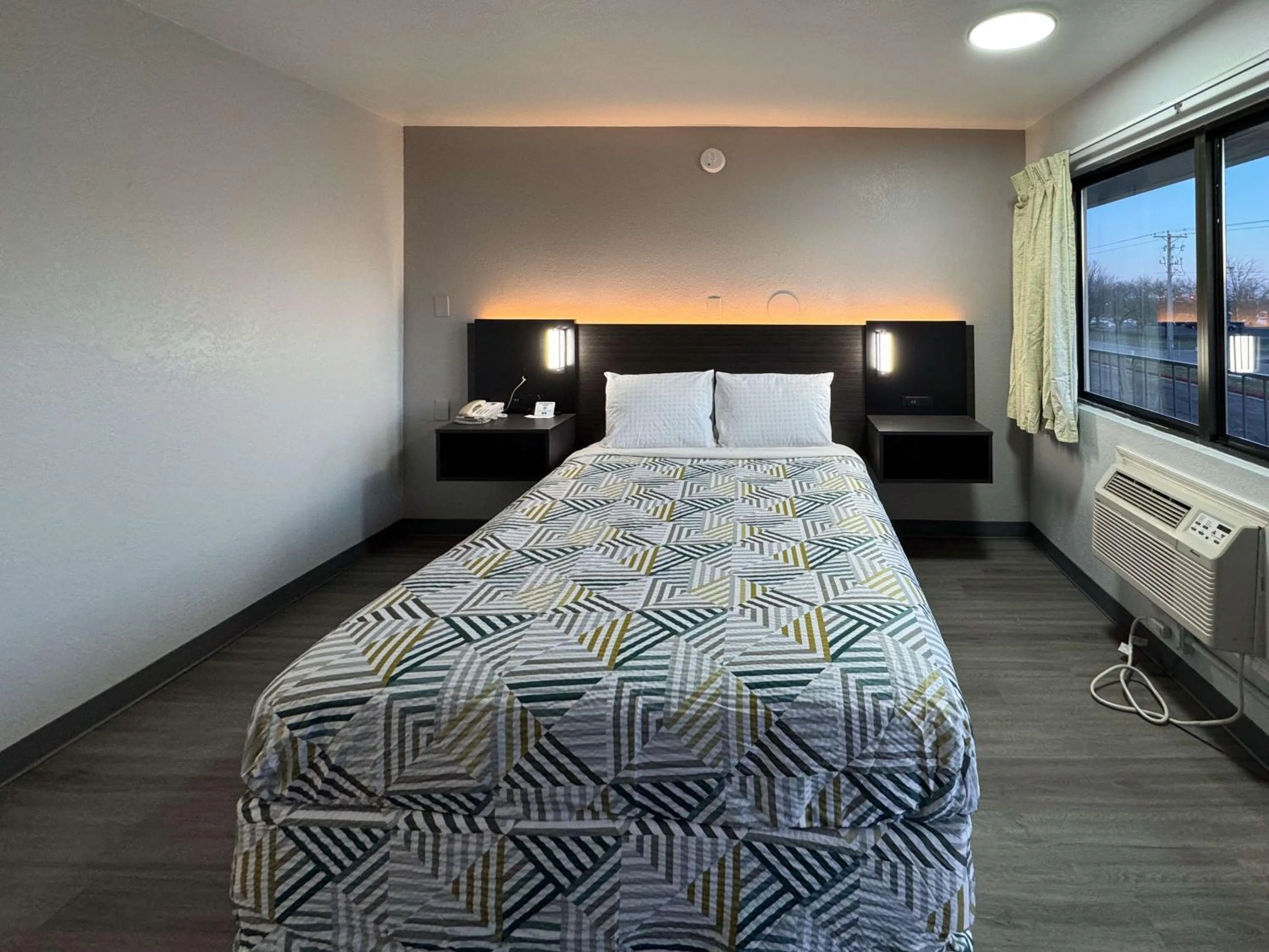 Bedroom, Bed in Motel 6-Janesville, WI