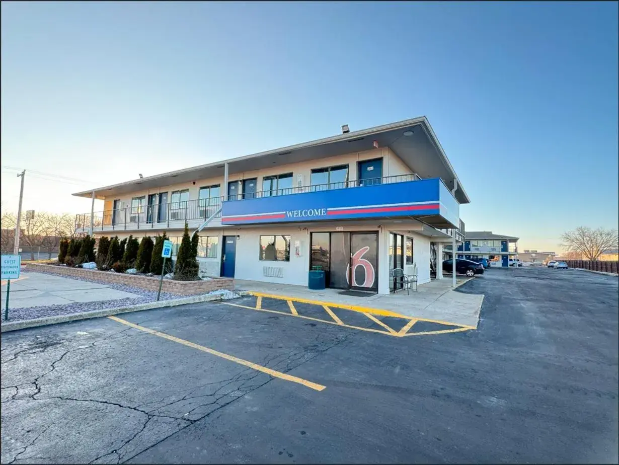 Property Building in Motel 6-Janesville, WI