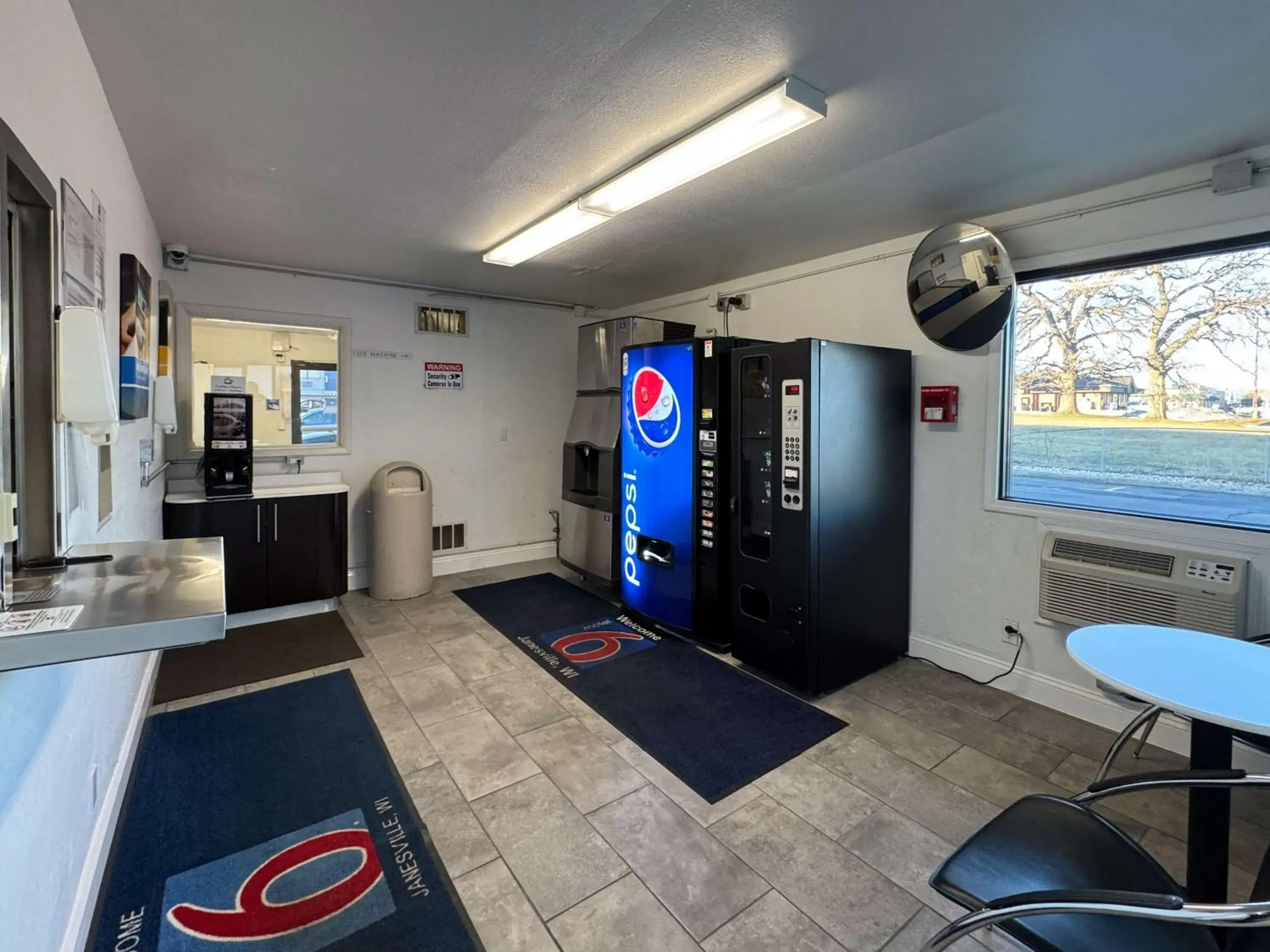 Property building in Motel 6-Janesville, WI