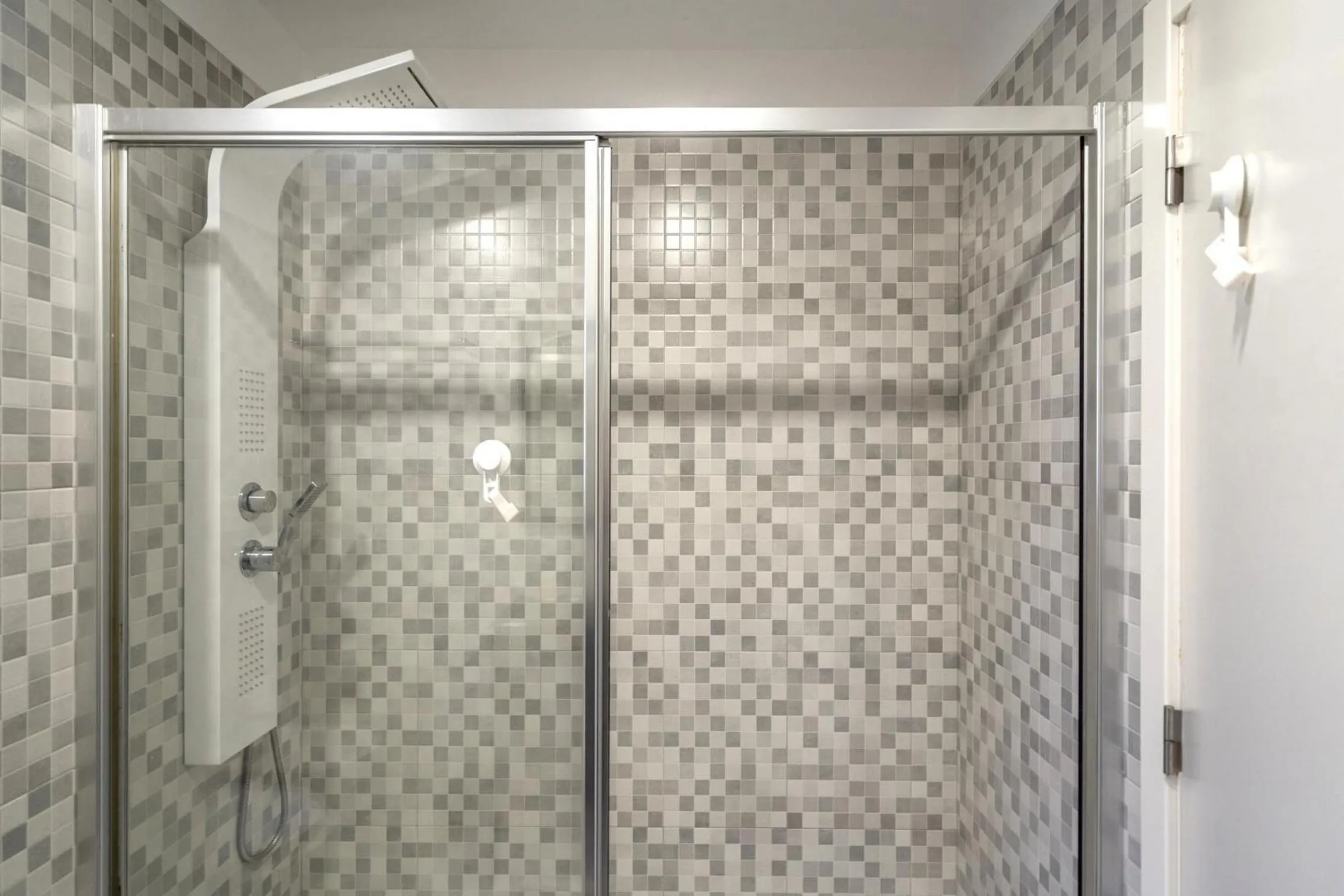 Shower in Akicity Marques Pearl II