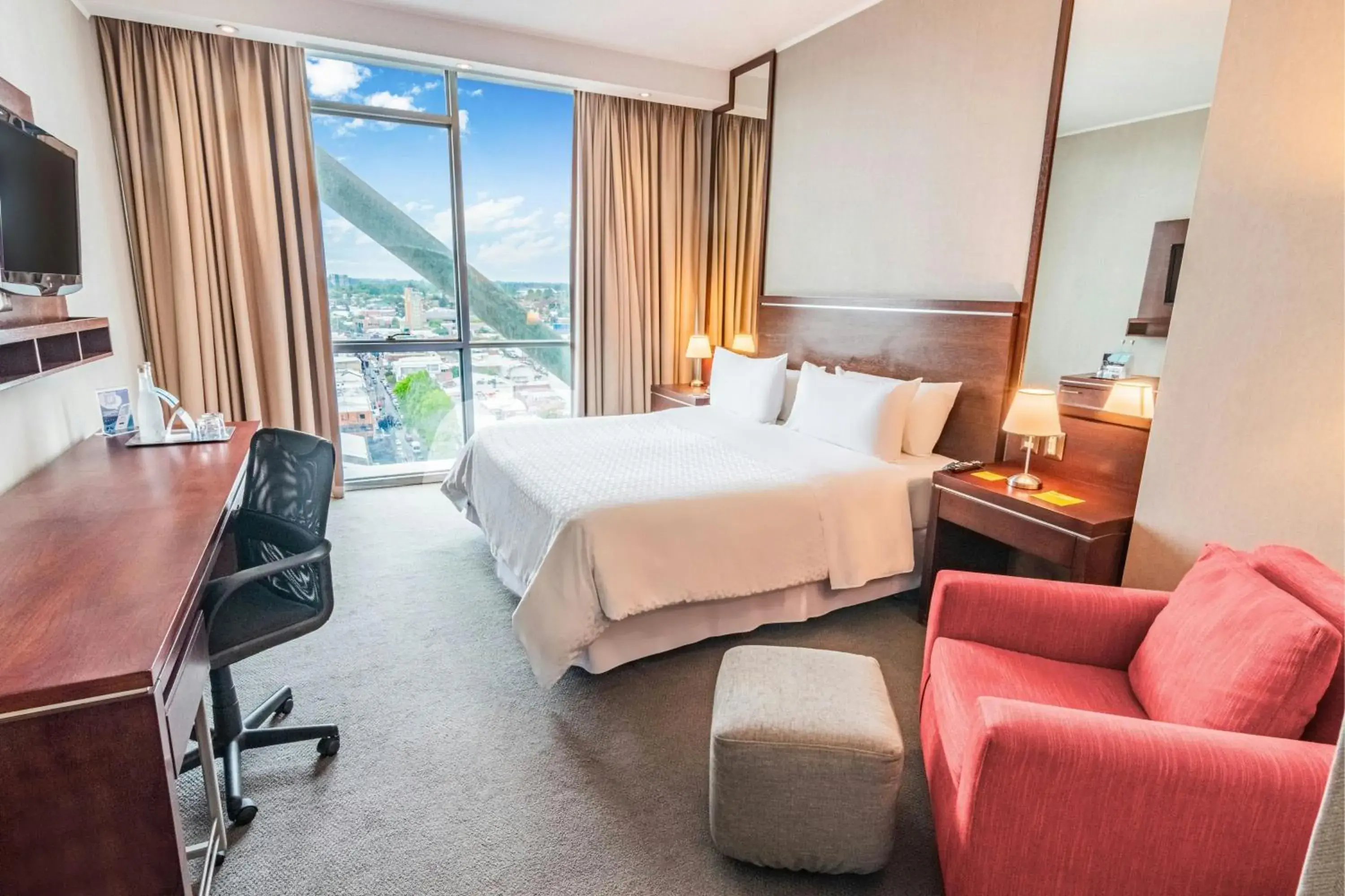 Photo of the whole room, Bed in Four Points By Sheraton Los Angeles Photo of the whole room, Bed in Four Points By Sheraton Los Angeles