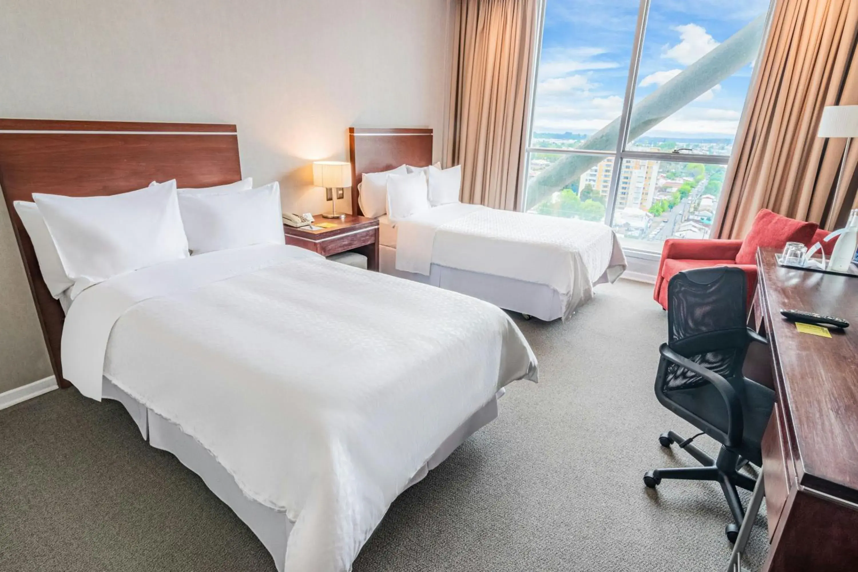Photo of the whole room, Bed in Four Points By Sheraton Los Angeles Photo of the whole room, Bed in Four Points By Sheraton Los Angeles