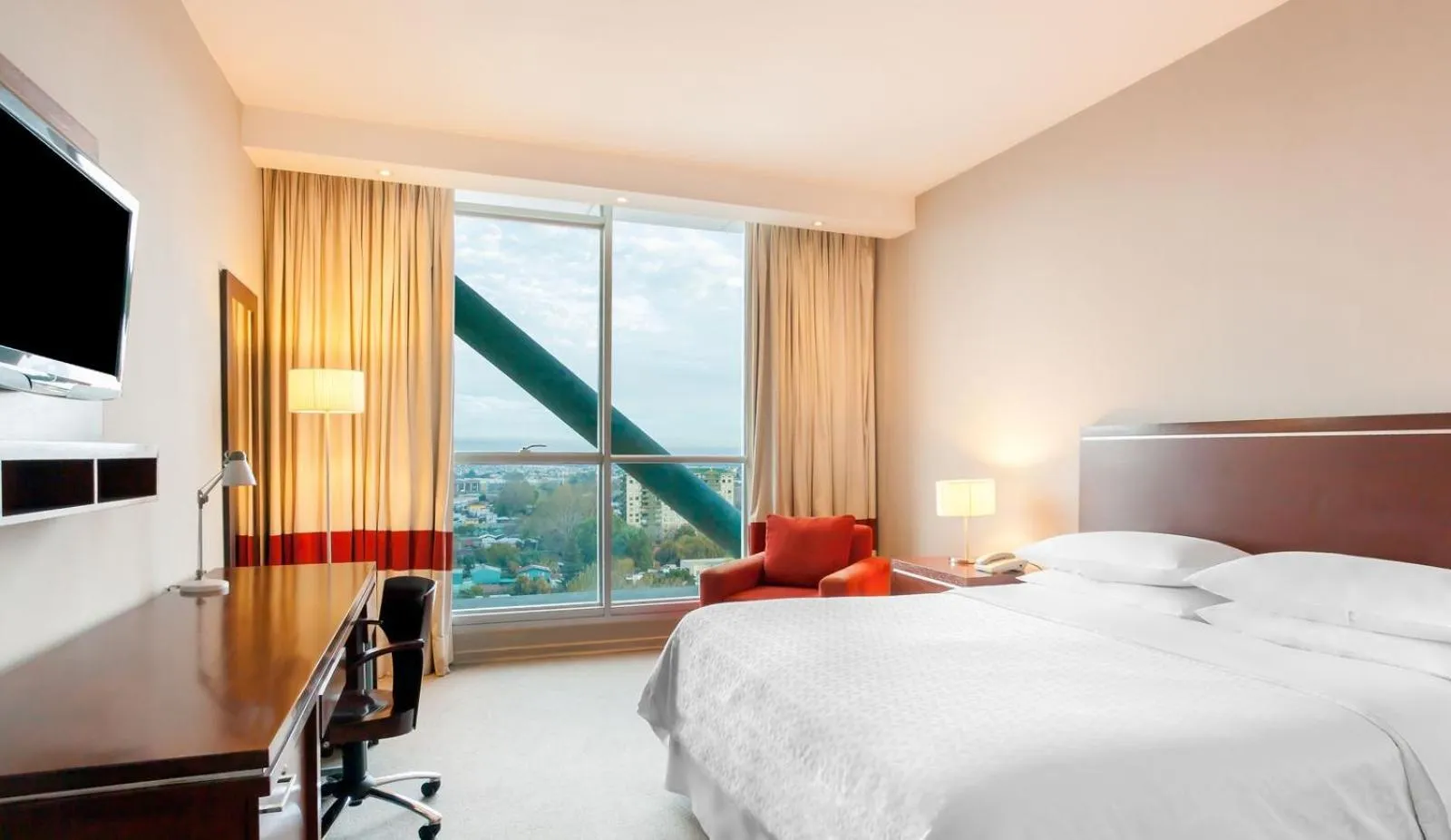 Photo of the whole room, Bed in Four Points By Sheraton Los Angeles