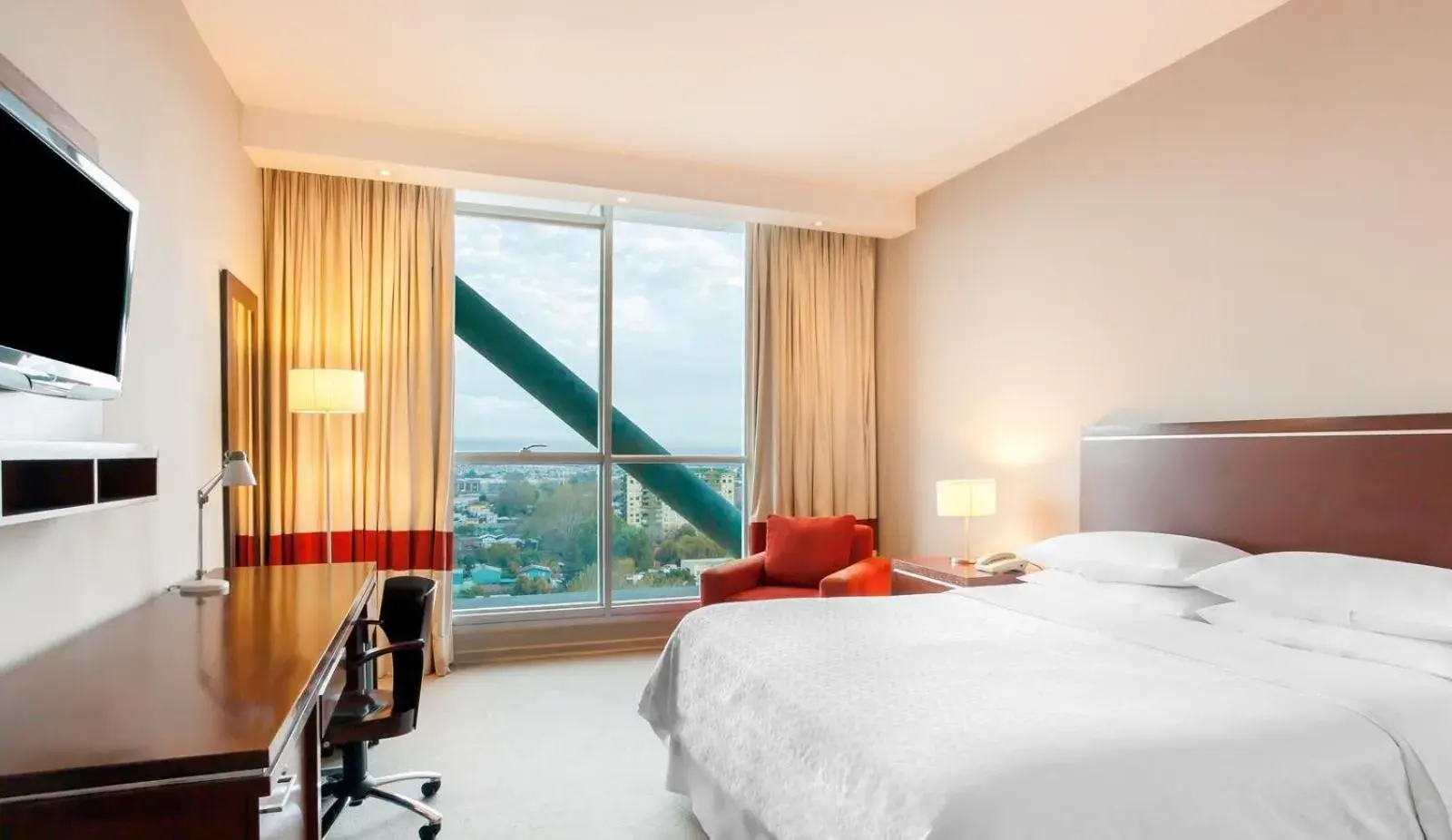 Photo of the whole room, Bed in Four Points By Sheraton Los Angeles Photo of the whole room, Bed in Four Points By Sheraton Los Angeles