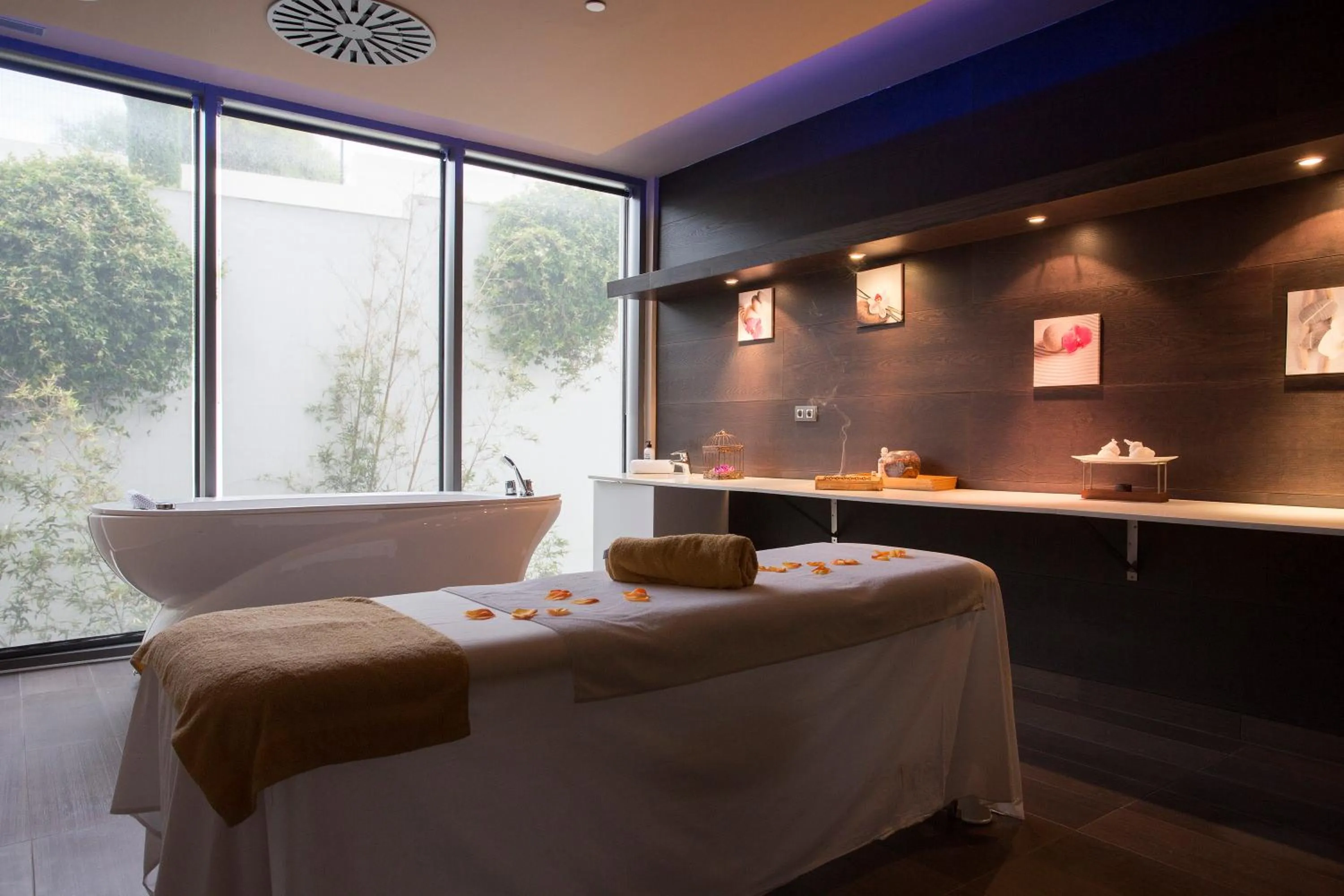 Hot Tub, Bed in Hipotels Gran Conil