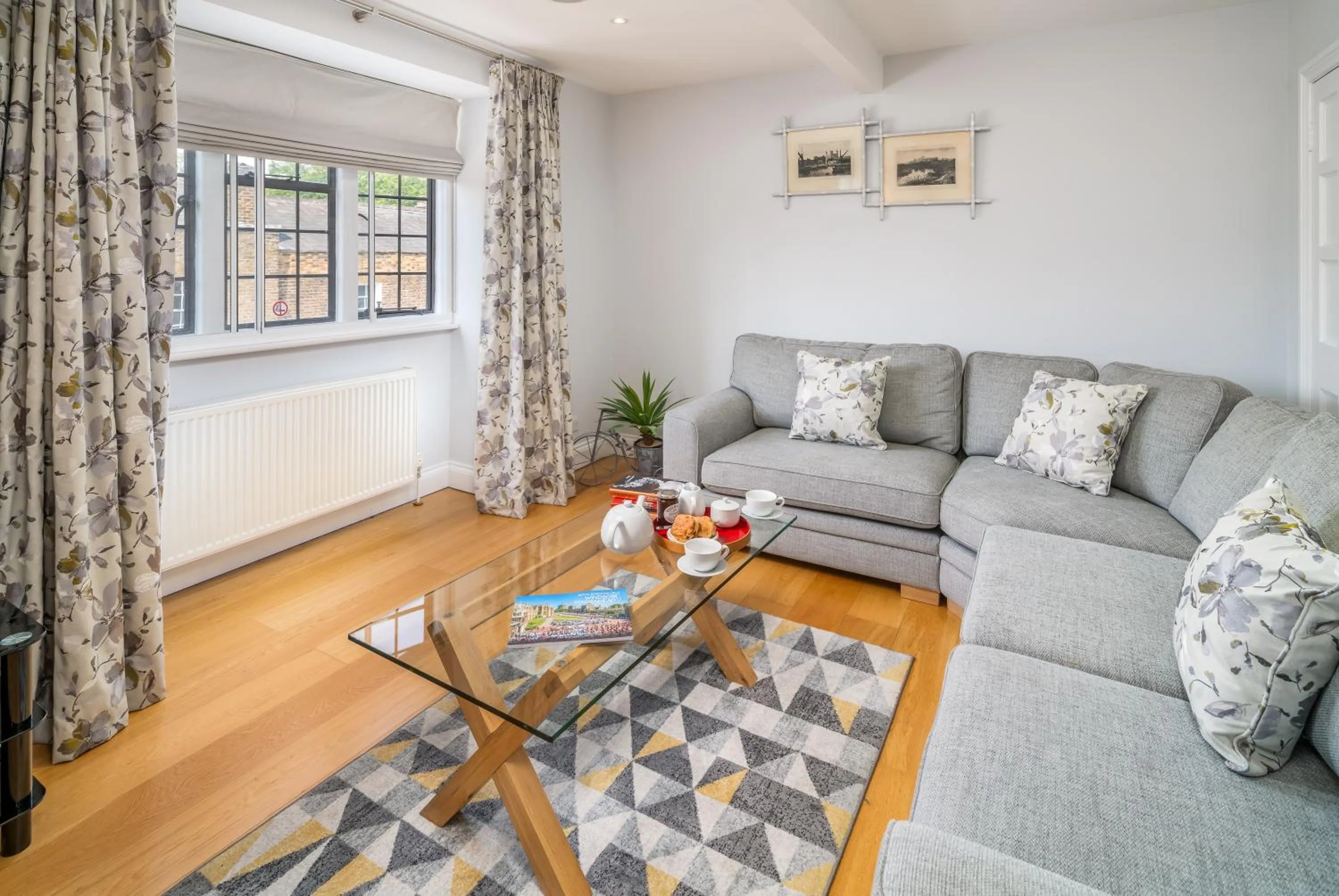 Living room in Castle Properties:Eton-The College