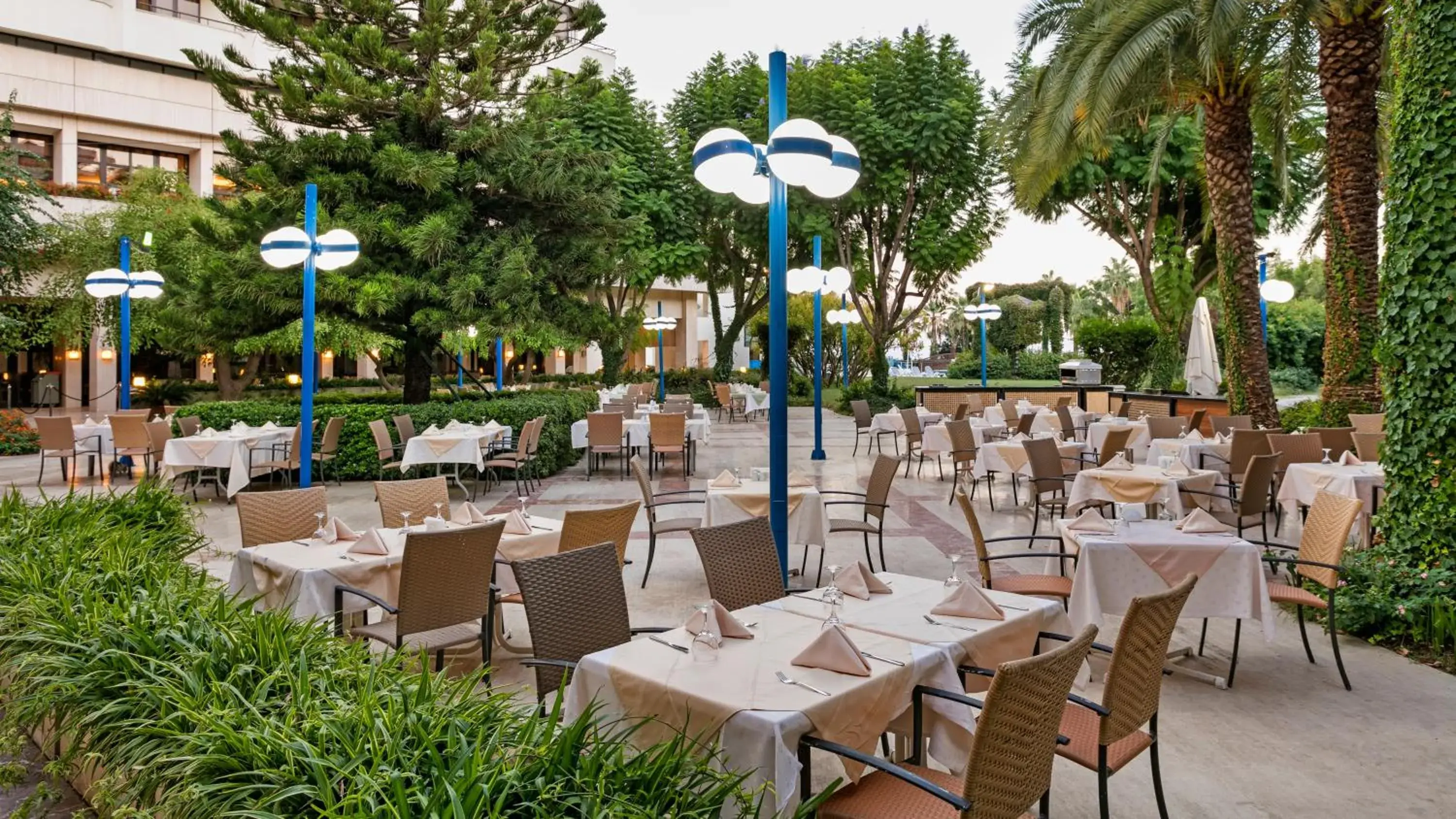 Patio, Restaurant/Places to Eat in Özkaymak Falez Hotel