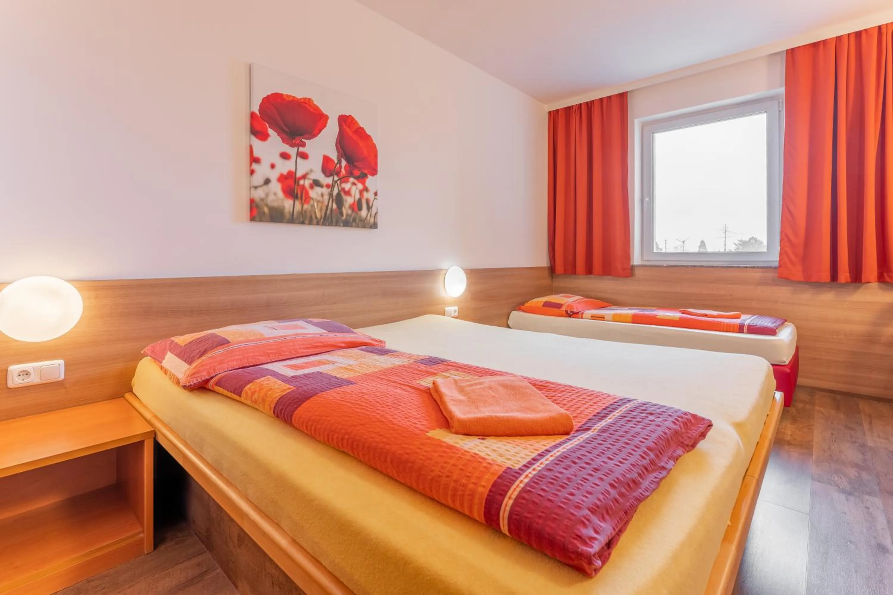 Photo of the whole room, Bed in OEKOTEL Treffpunkt Föhrenhain