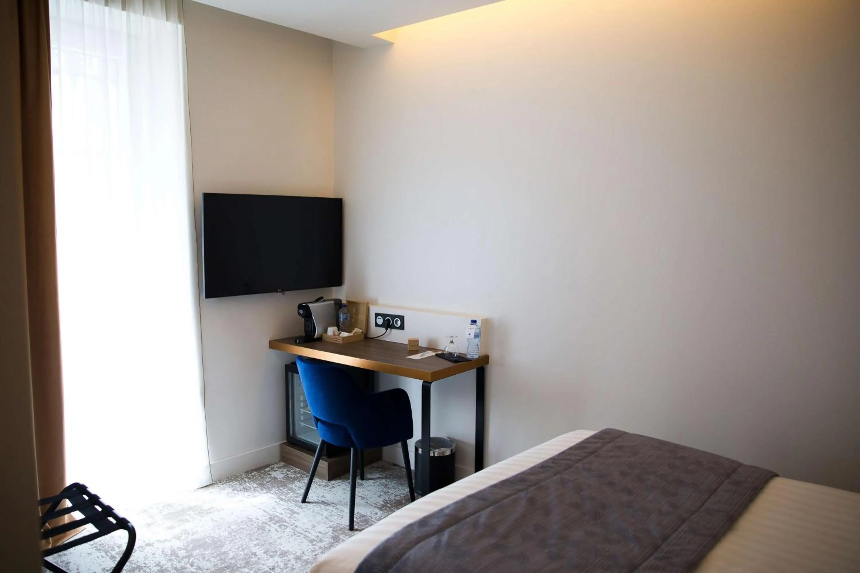 Bedroom, Bed in Le Grand Hôtel Grenoble, BW Premier Collection by Best Western