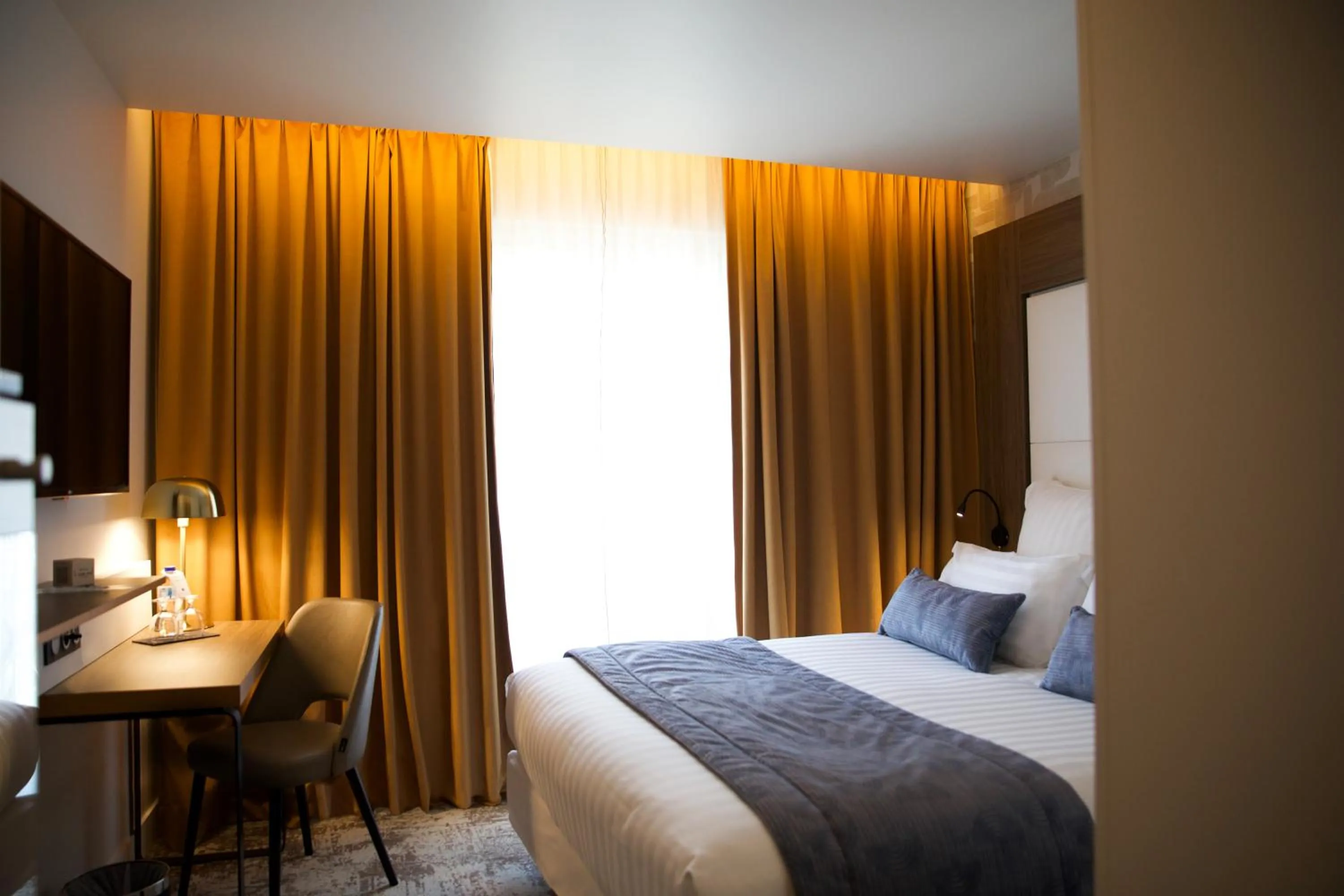 Photo of the whole room, Bed in Le Grand Hôtel Grenoble, BW Premier Collection by Best Western