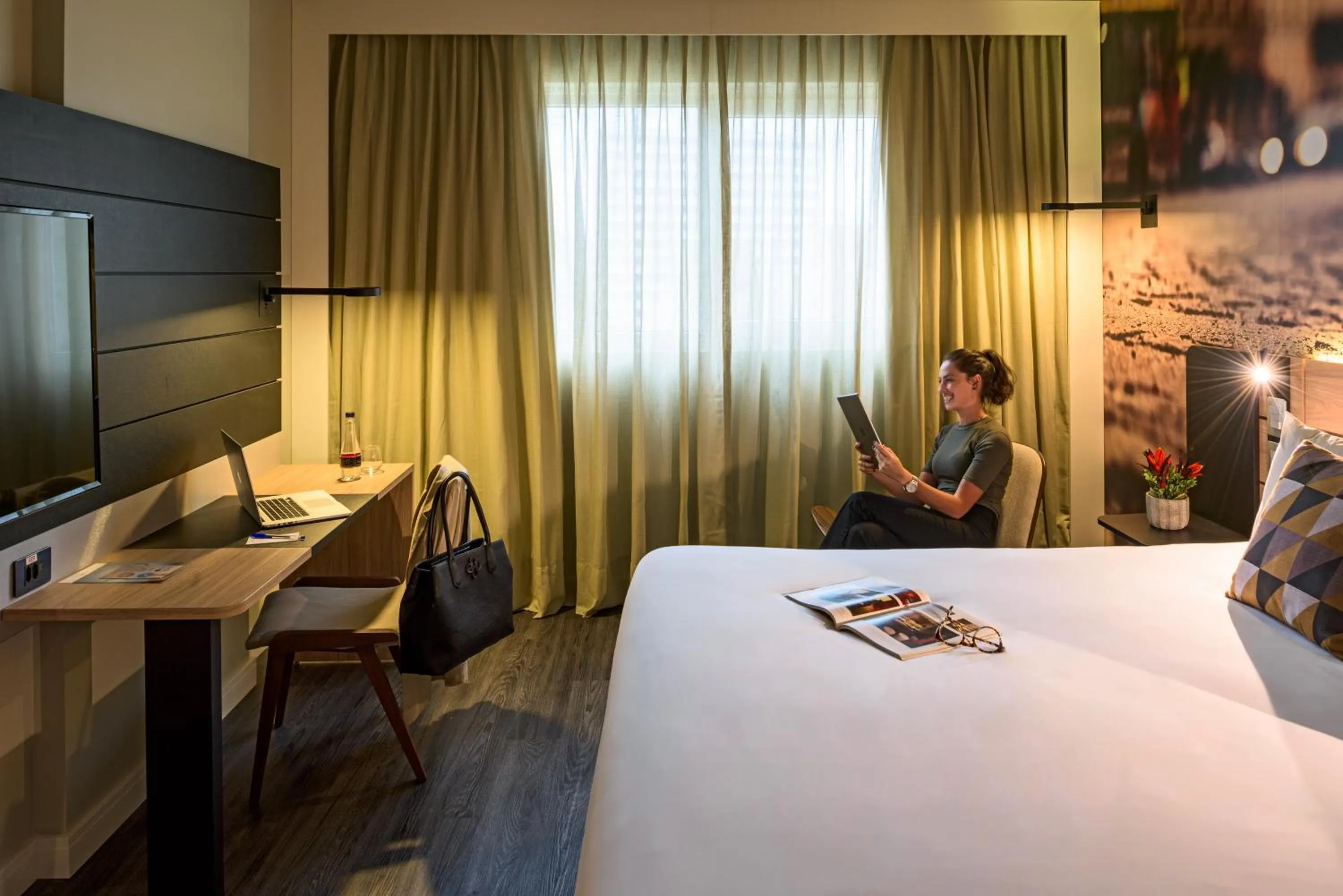 People, Bed in Novotel Curitiba Batel