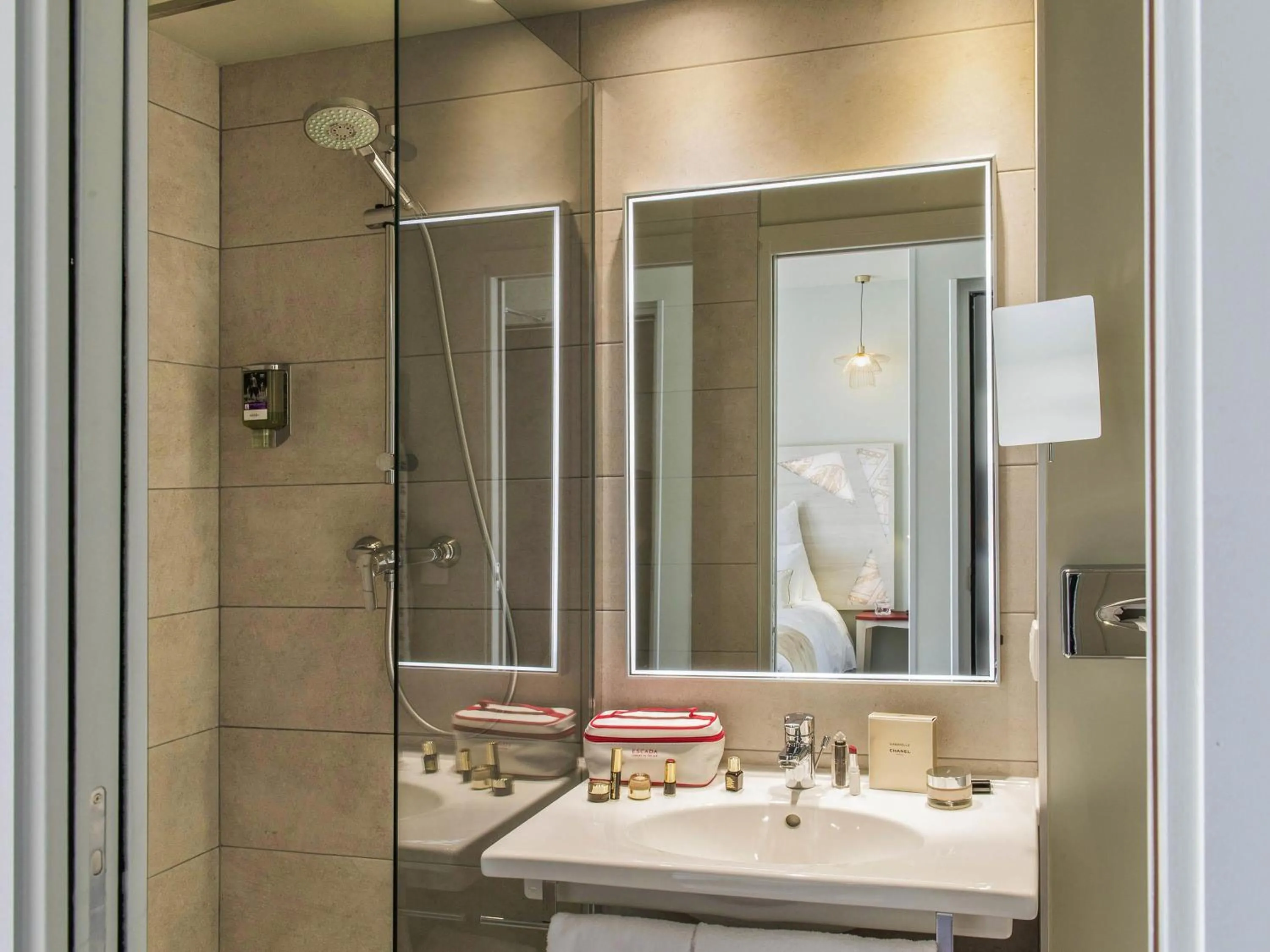 Bedroom in Mercure Paris Pont de Levallois Neuilly