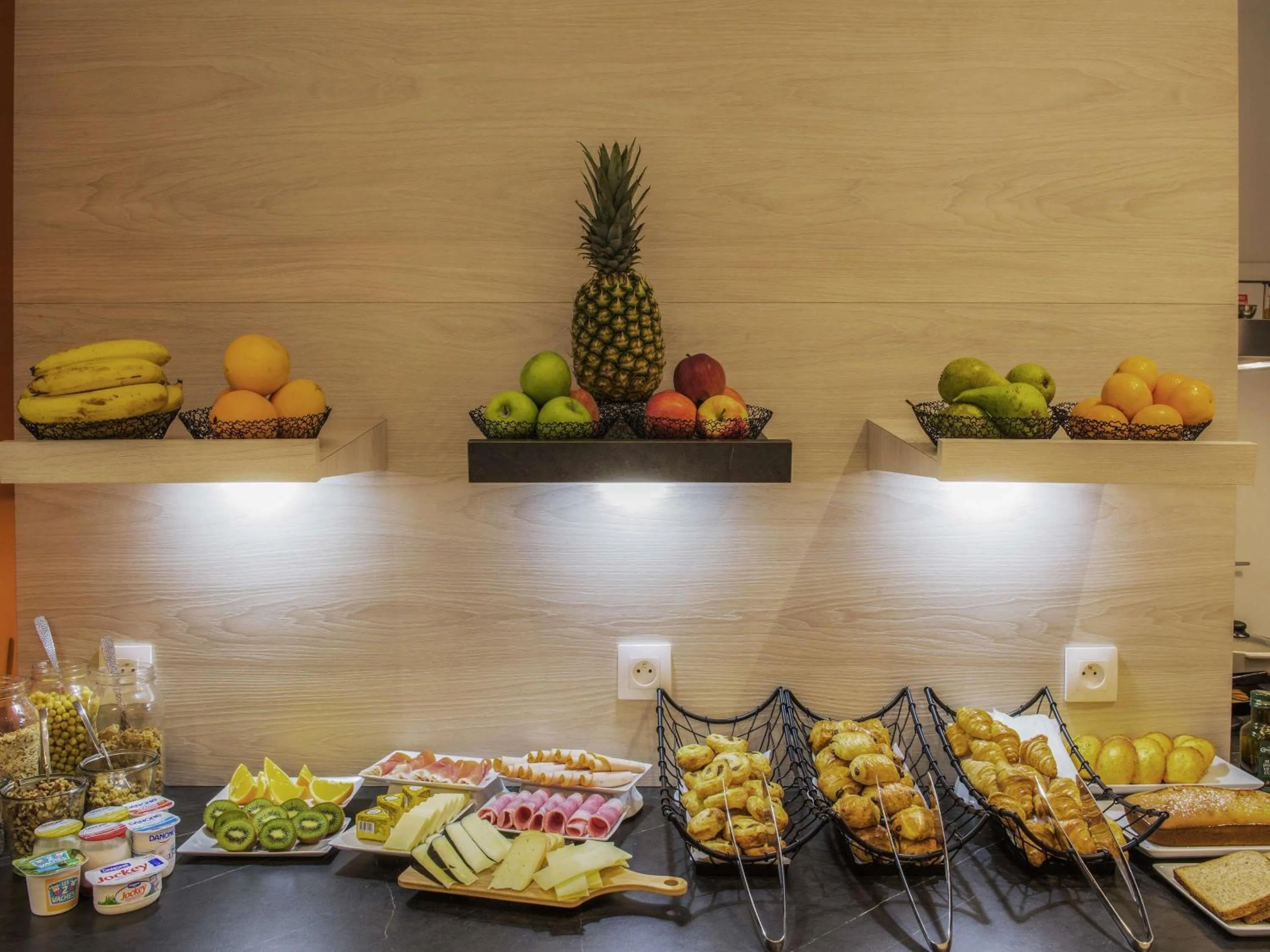 Breakfast in Mercure Paris Pont de Levallois Neuilly