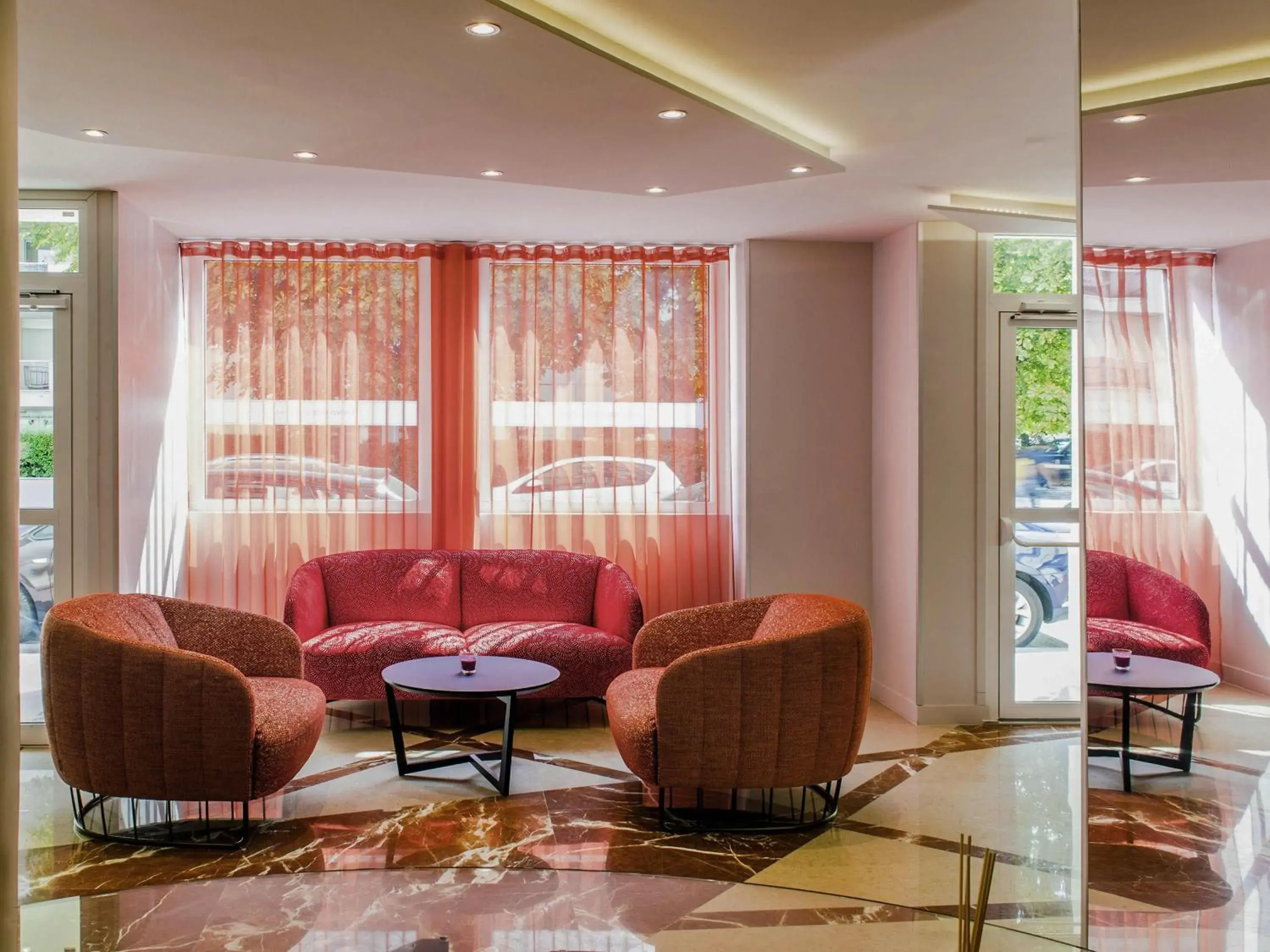 Lounge or bar in Mercure Paris Pont de Levallois Neuilly Lounge or bar in Mercure Paris Pont de Levallois Neuilly