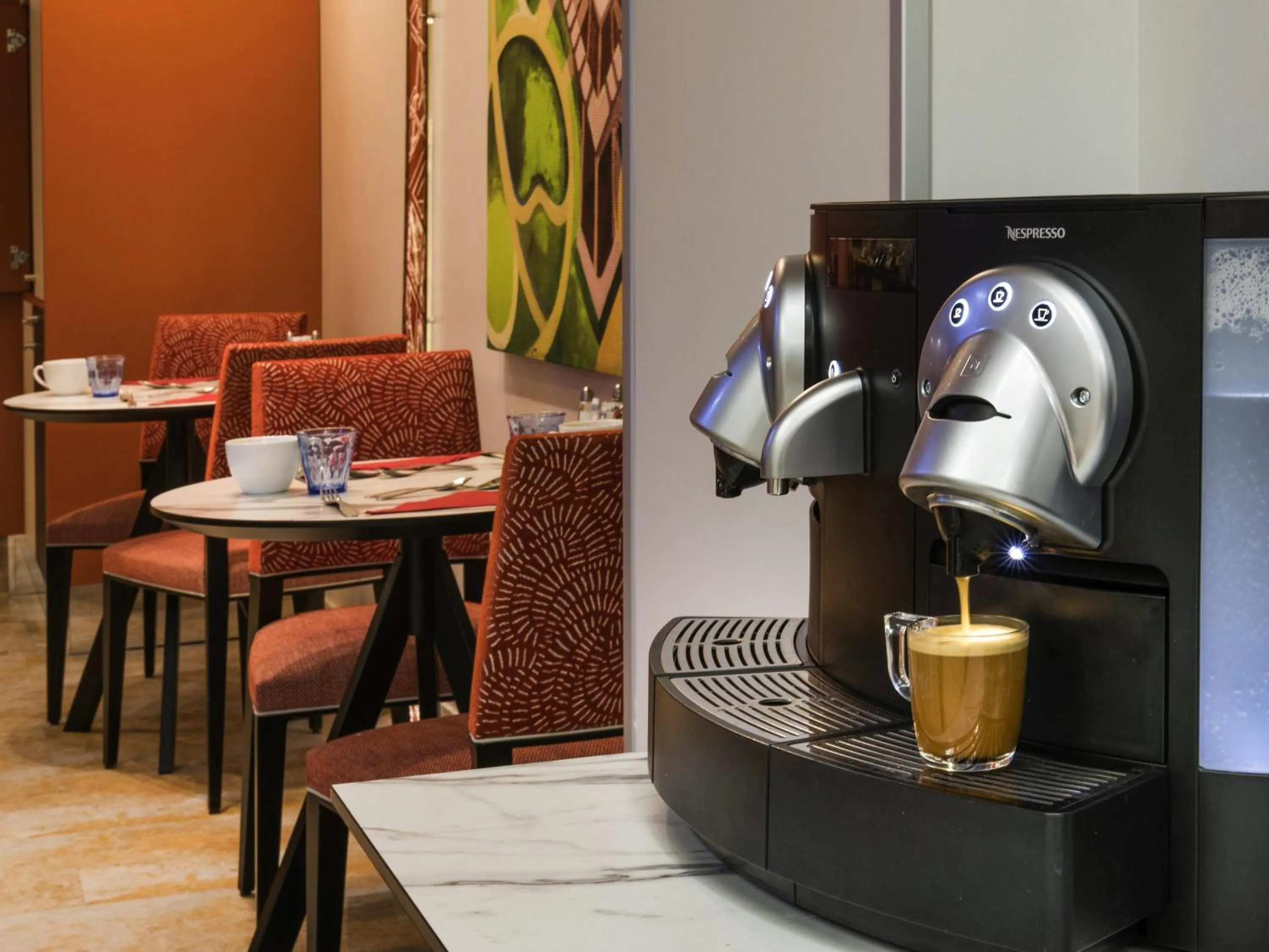 Lounge or bar in Mercure Paris Pont de Levallois Neuilly