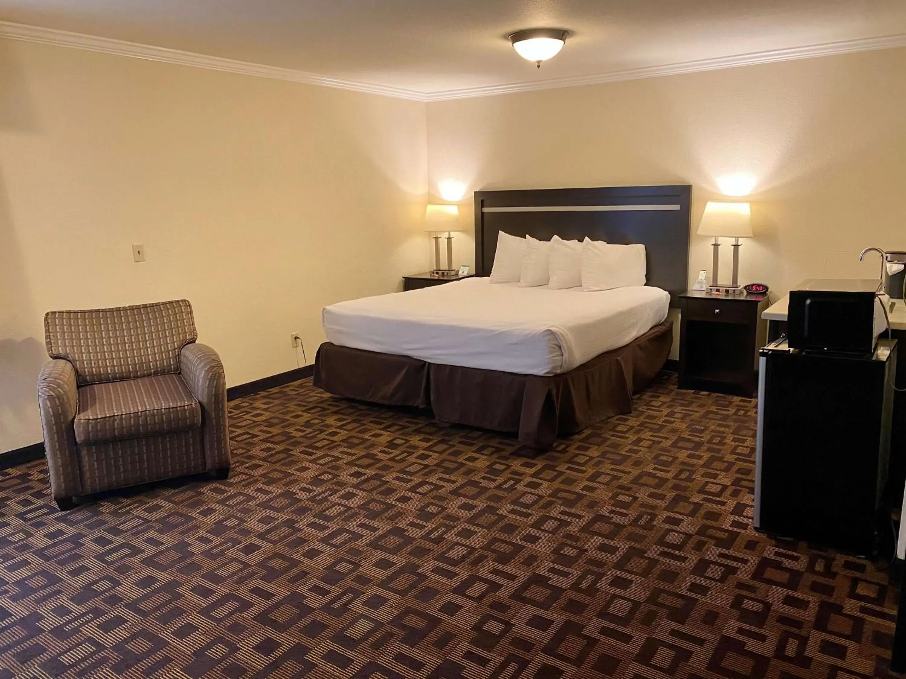 Bedroom, Bed in Best Western PLUS Inn of Hayward Bedroom, Bed in Best Western PLUS Inn of Hayward