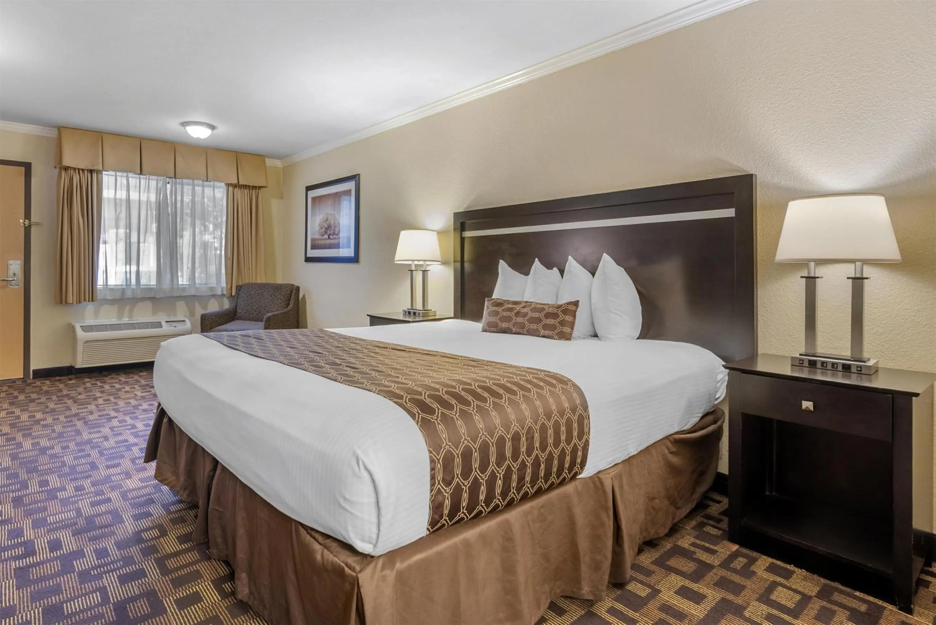 Bedroom, Bed in Best Western PLUS Inn of Hayward