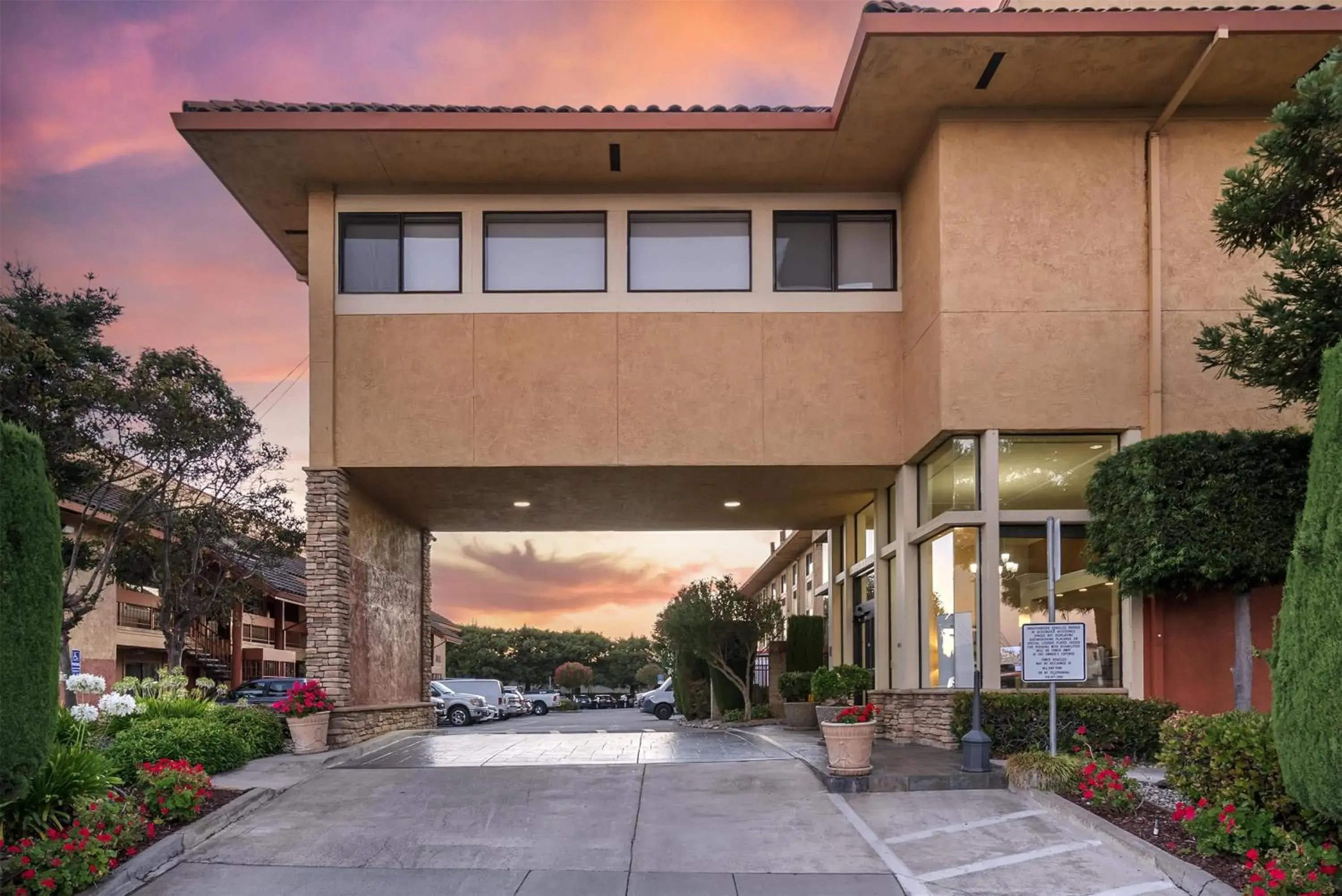 Property building in Best Western PLUS Inn of Hayward Property building in Best Western PLUS Inn of Hayward