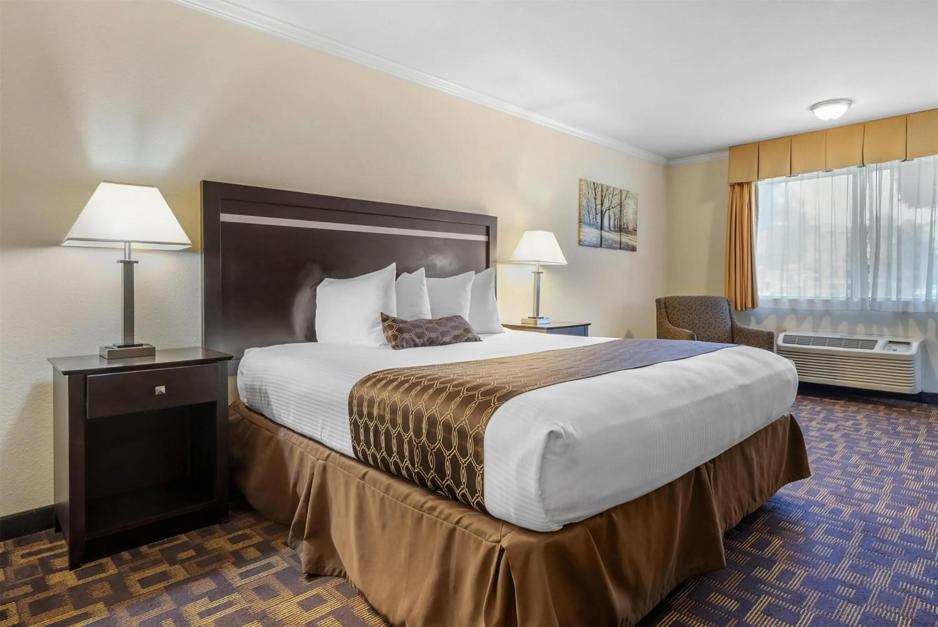 Bedroom, Bed in Best Western PLUS Inn of Hayward