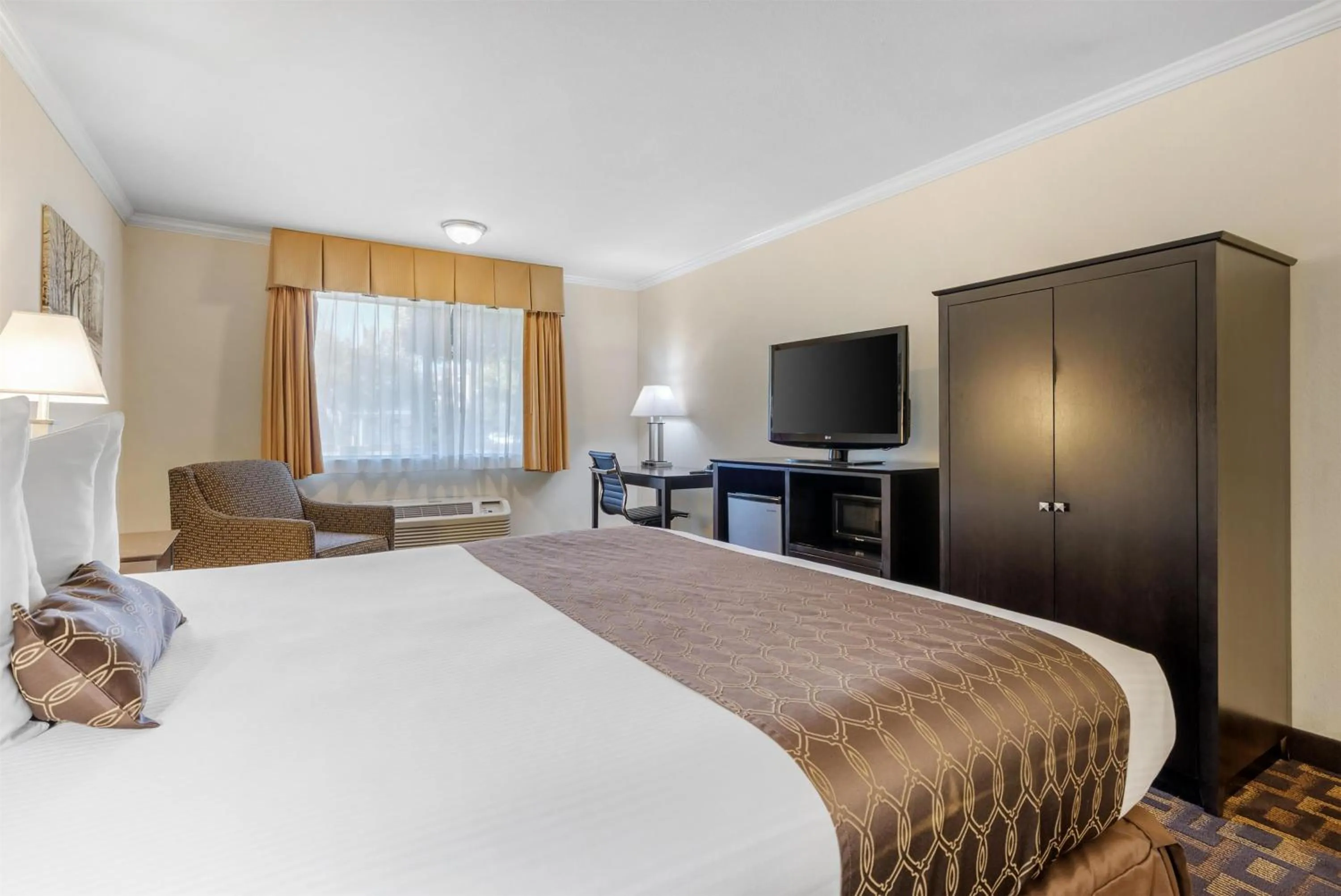 Bedroom, Bed in Best Western PLUS Inn of Hayward