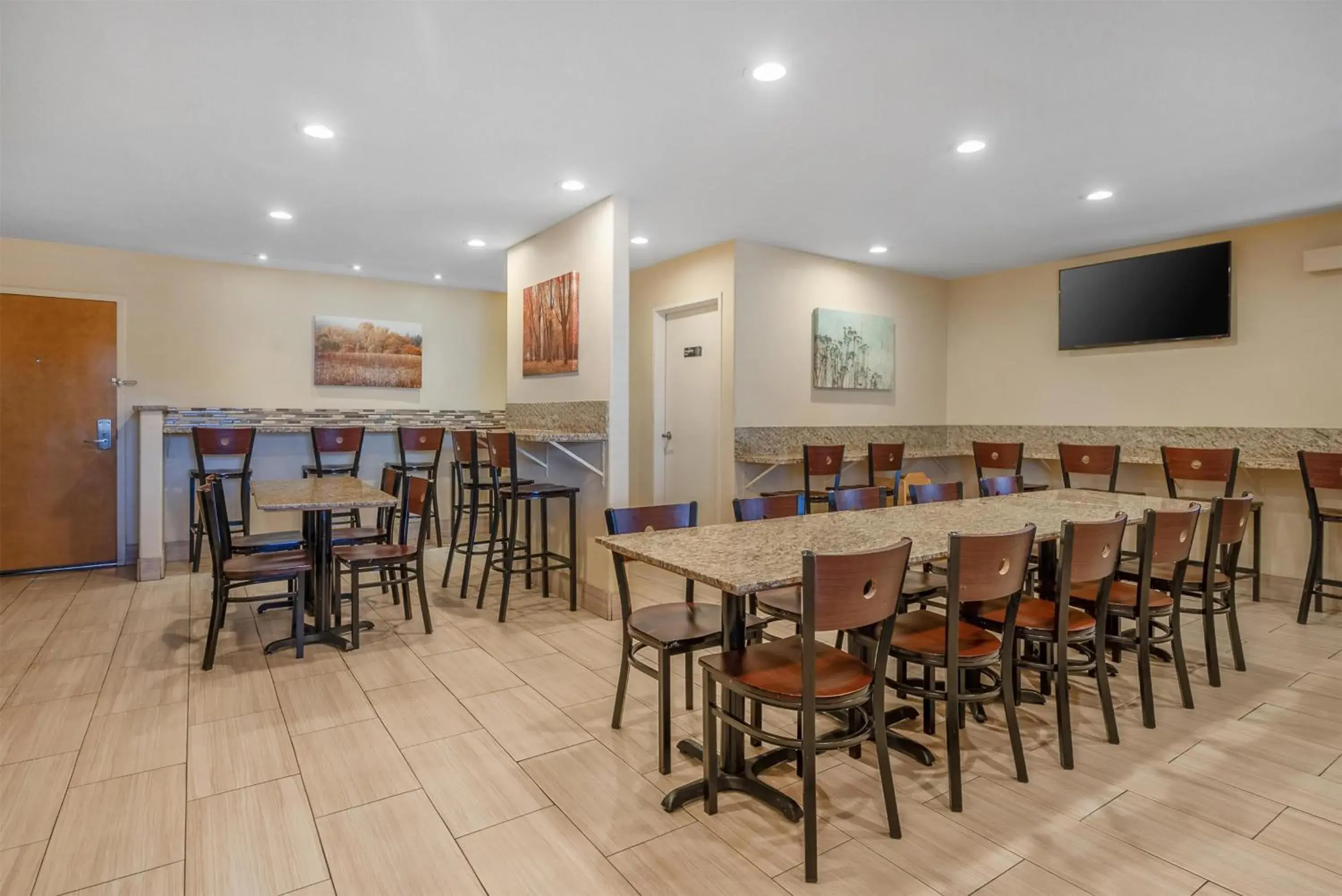 Breakfast in Best Western PLUS Inn of Hayward Breakfast in Best Western PLUS Inn of Hayward