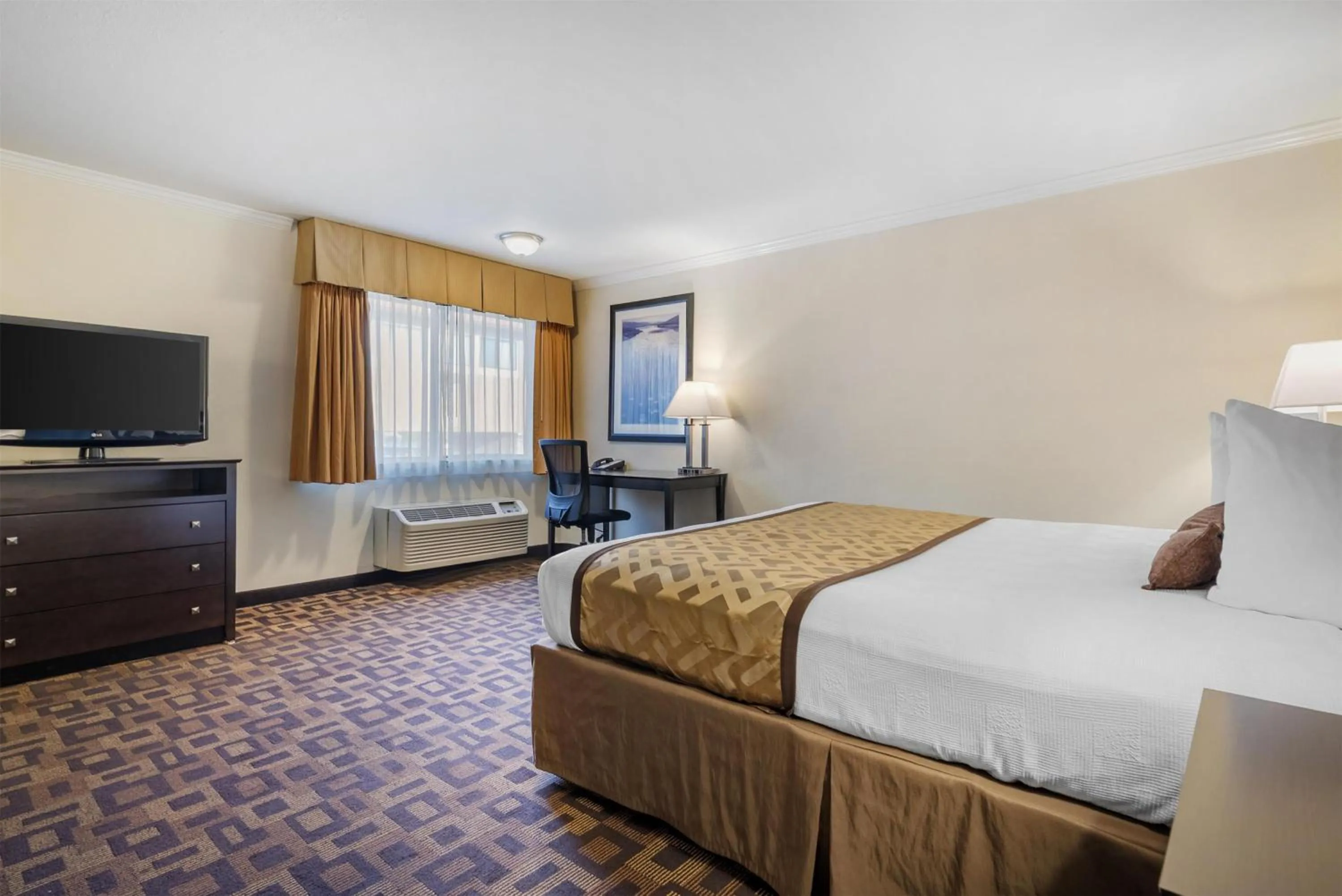 Bedroom, Bed in Best Western PLUS Inn of Hayward