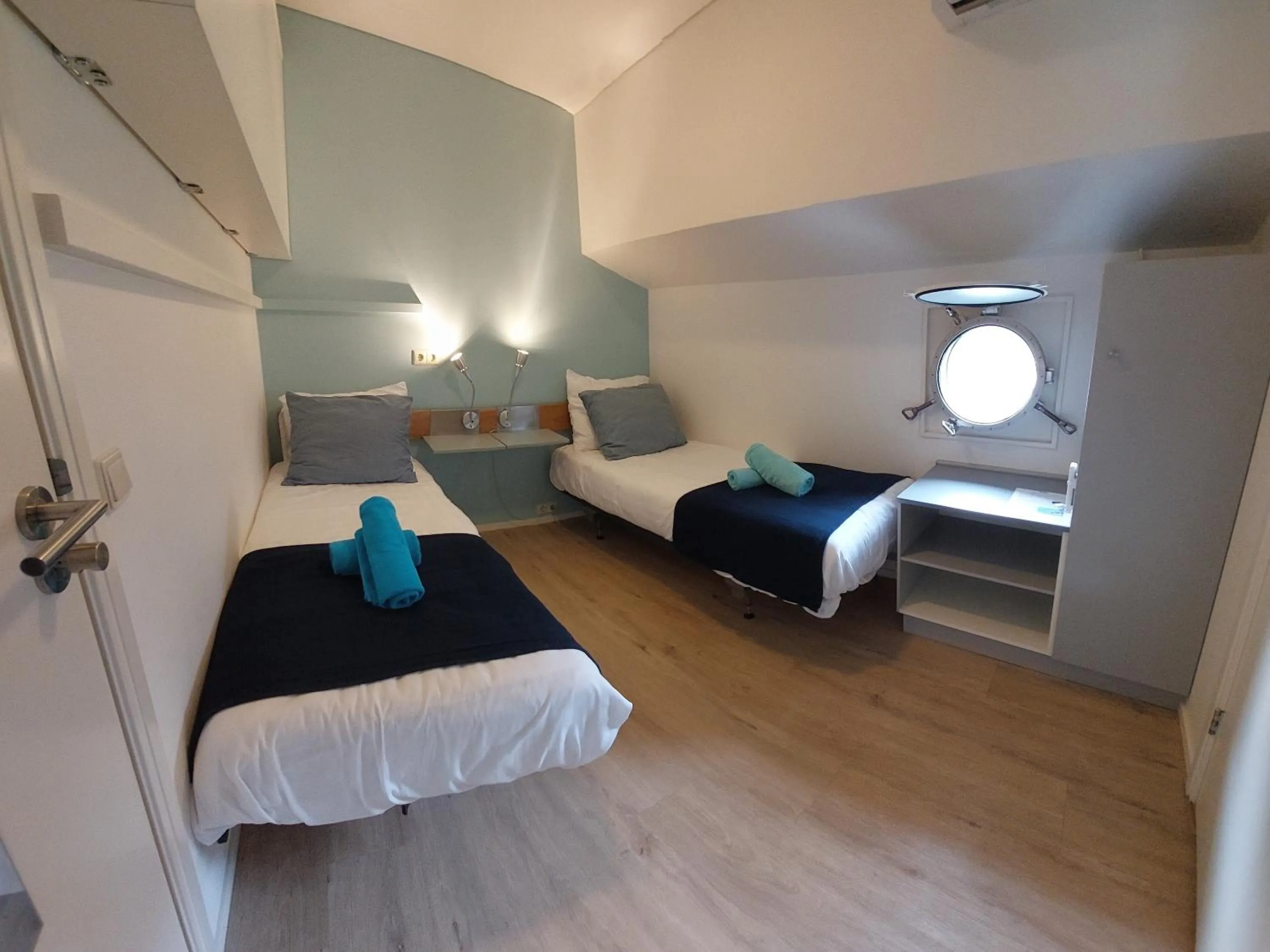 Photo of the whole room, Bed in Rooms on Water