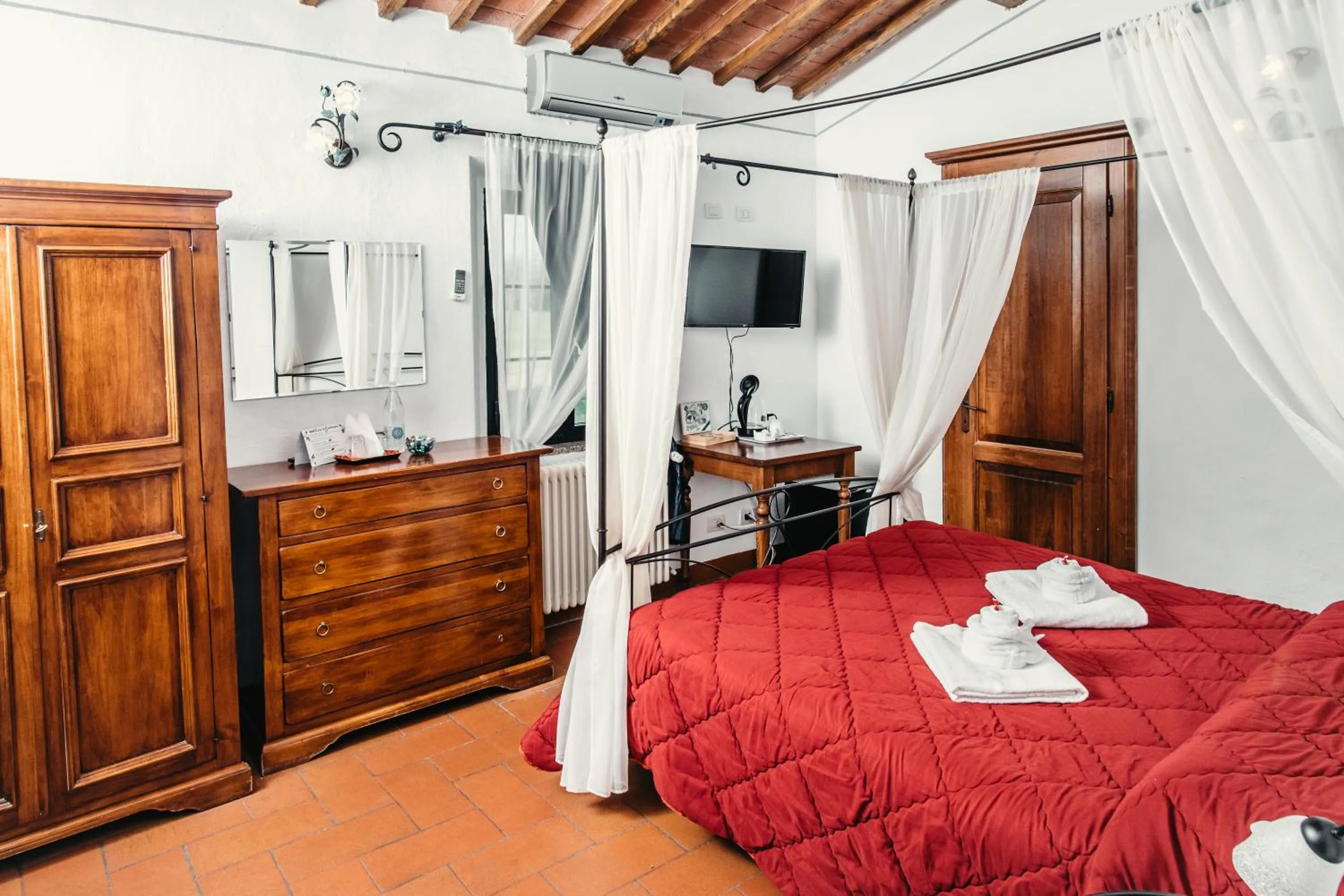 Bed in Casa Di Campagna In Toscana