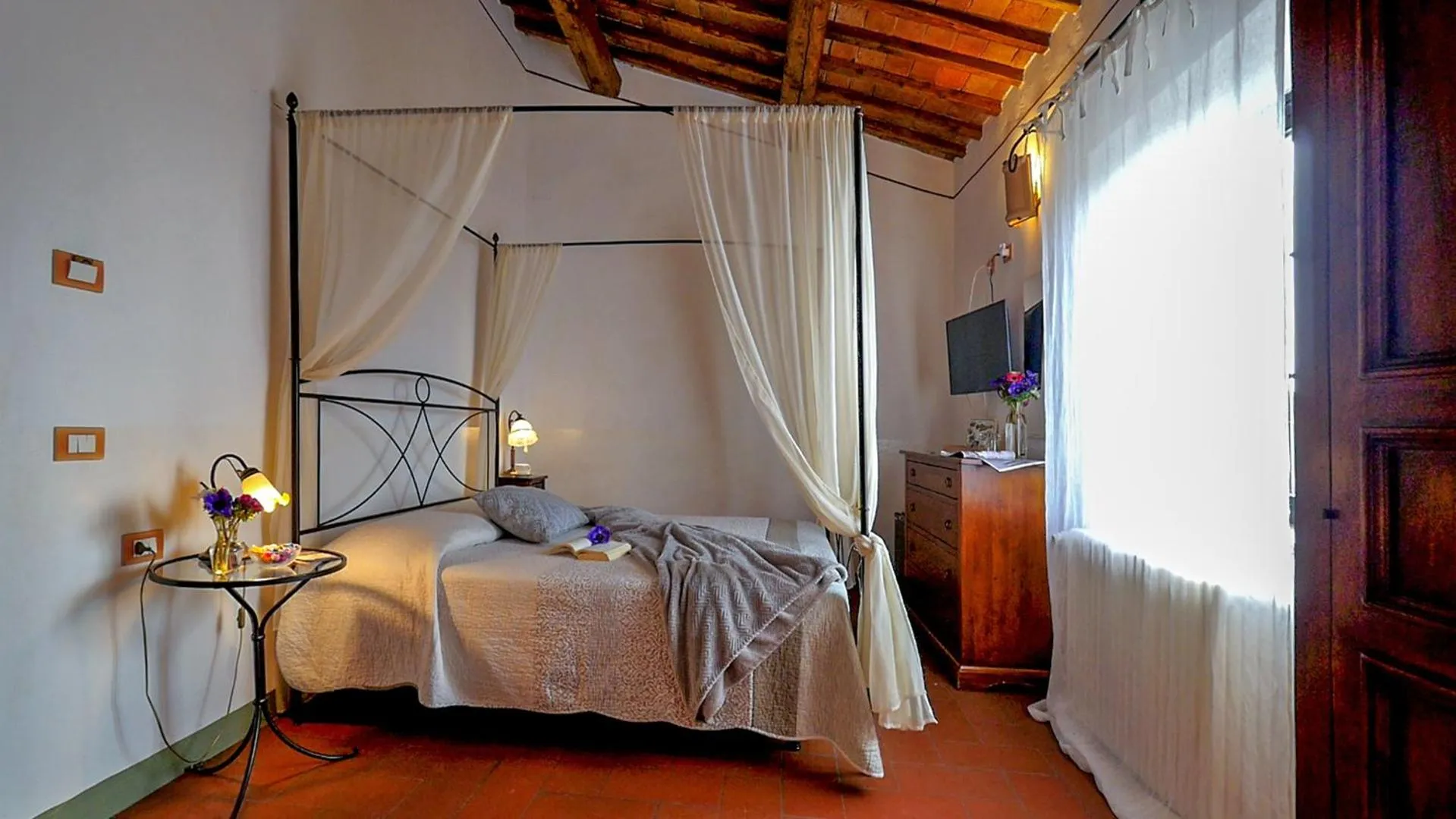 Bed in Casa Di Campagna In Toscana