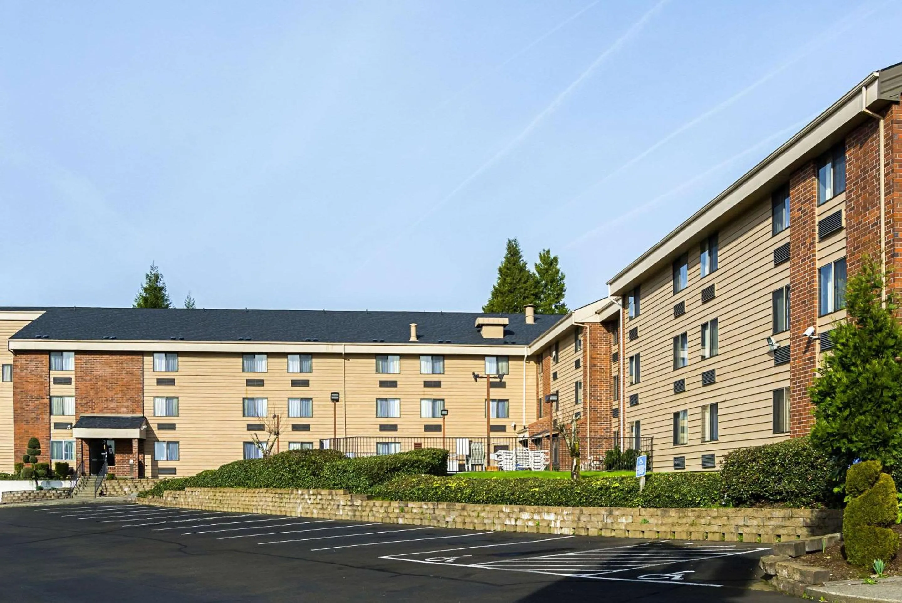 Property building in Quality Inn & Suites Clackamas - Portland