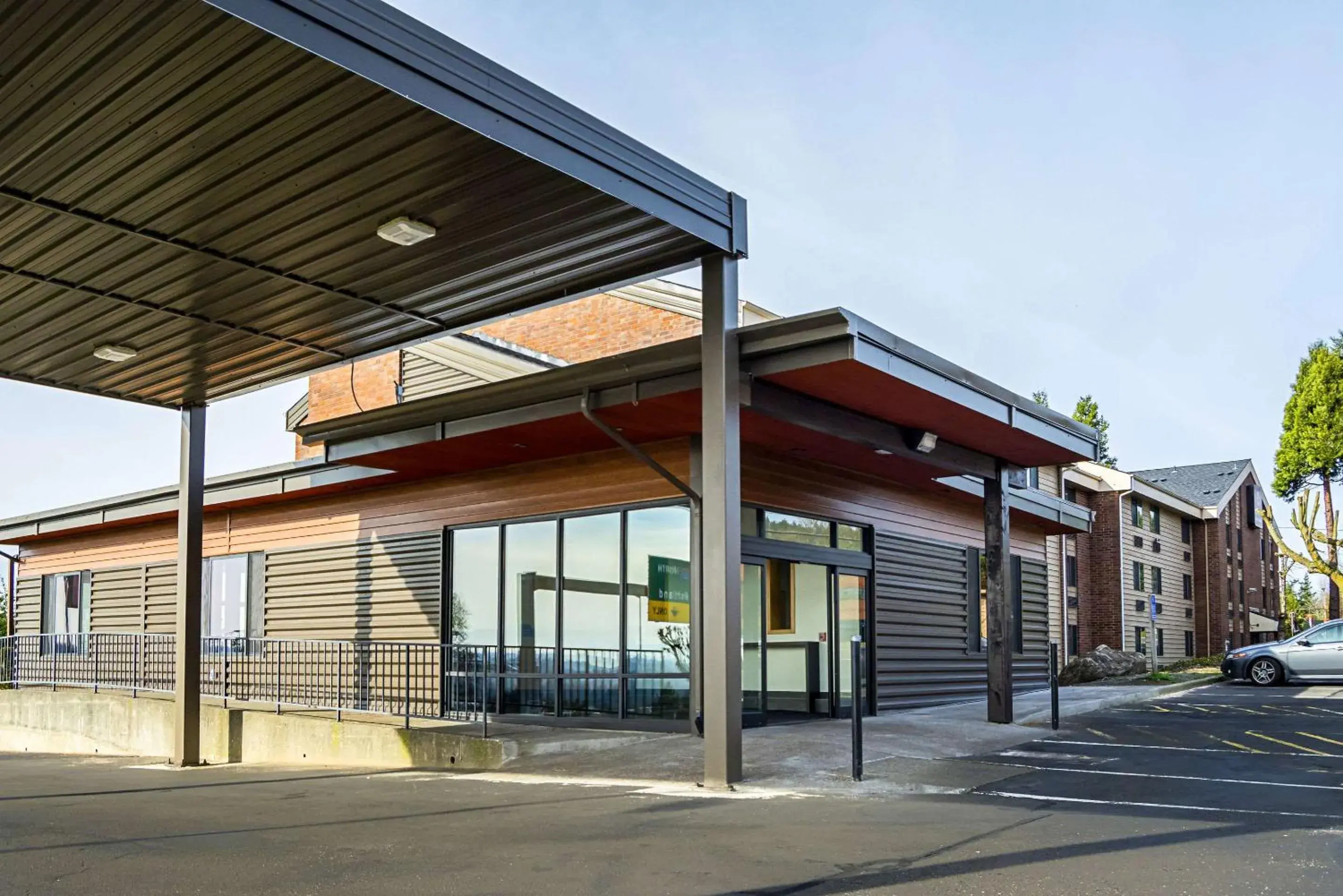 Property building in Quality Inn & Suites Clackamas - Portland Property building in Quality Inn & Suites Clackamas - Portland