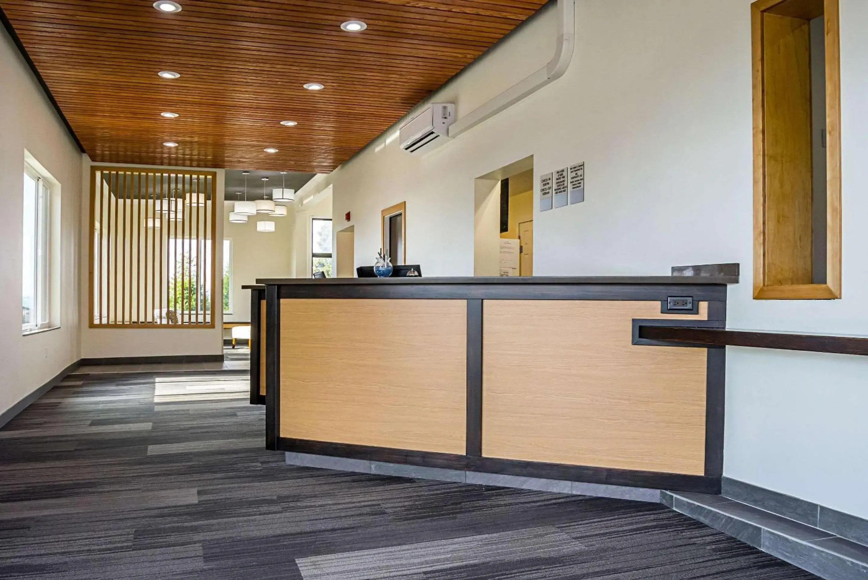 Lobby or reception in Quality Inn & Suites Clackamas - Portland Lobby or reception in Quality Inn & Suites Clackamas - Portland