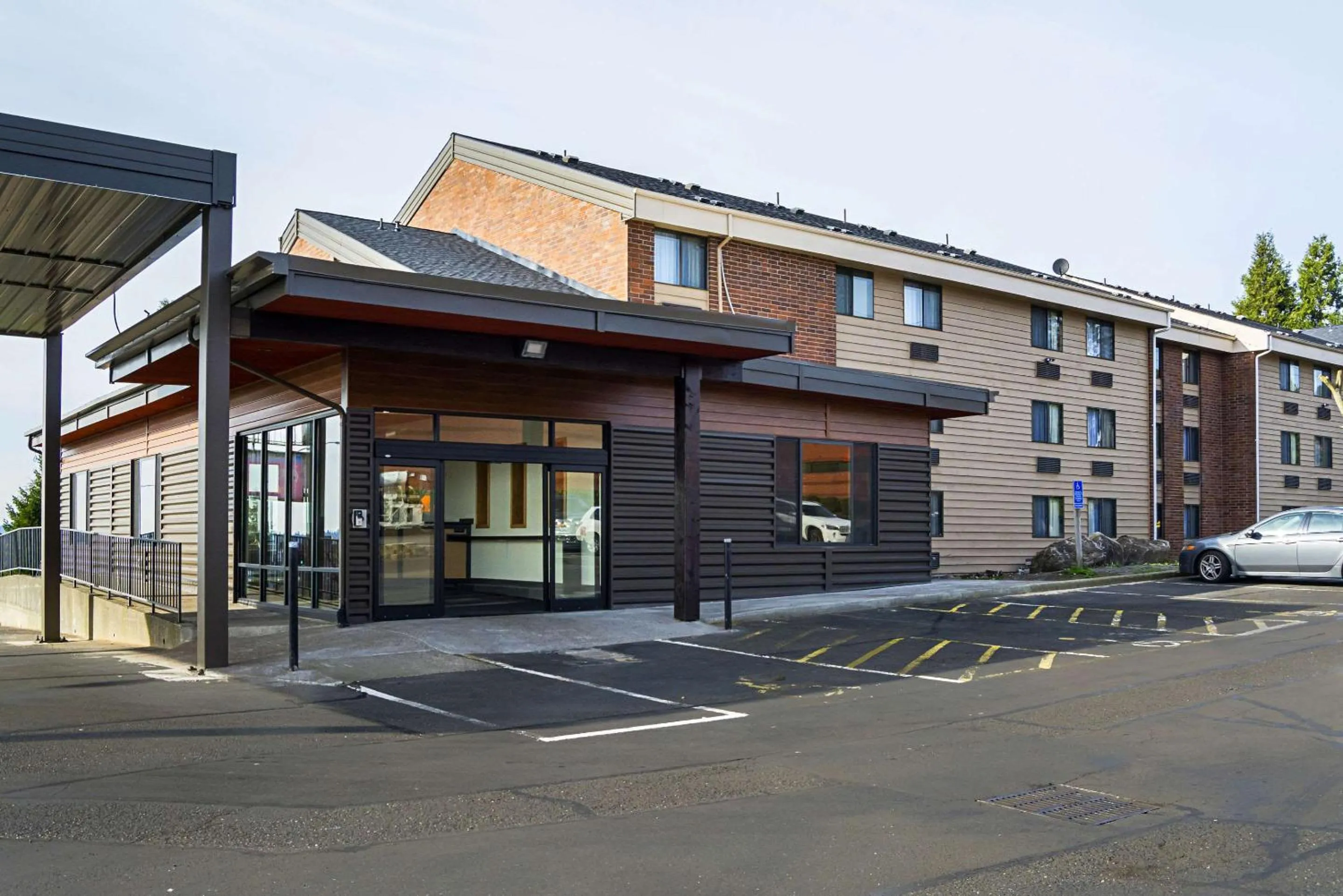 Property building in Quality Inn & Suites Clackamas - Portland