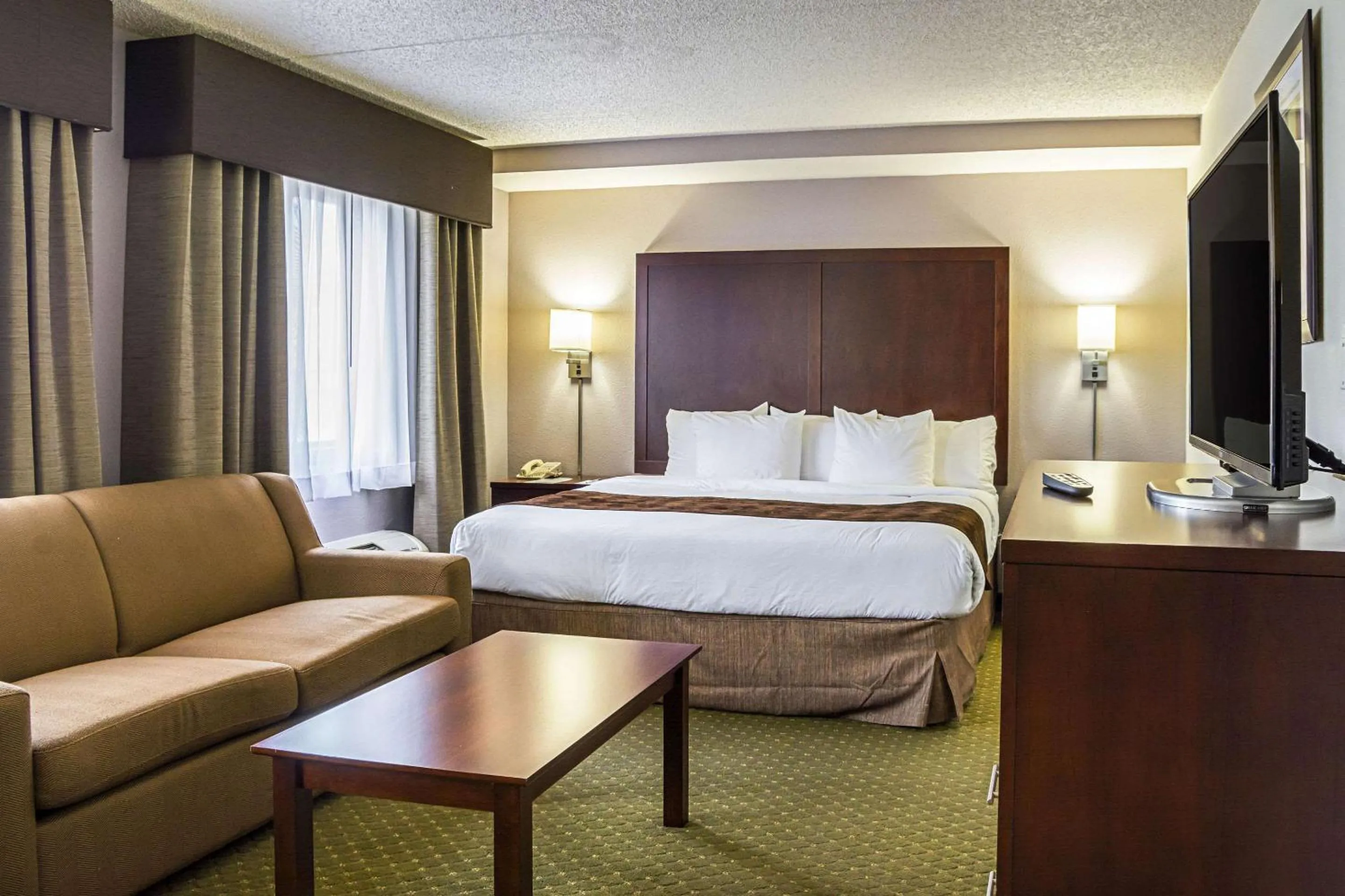 Bed in Quality Inn & Suites Clackamas - Portland