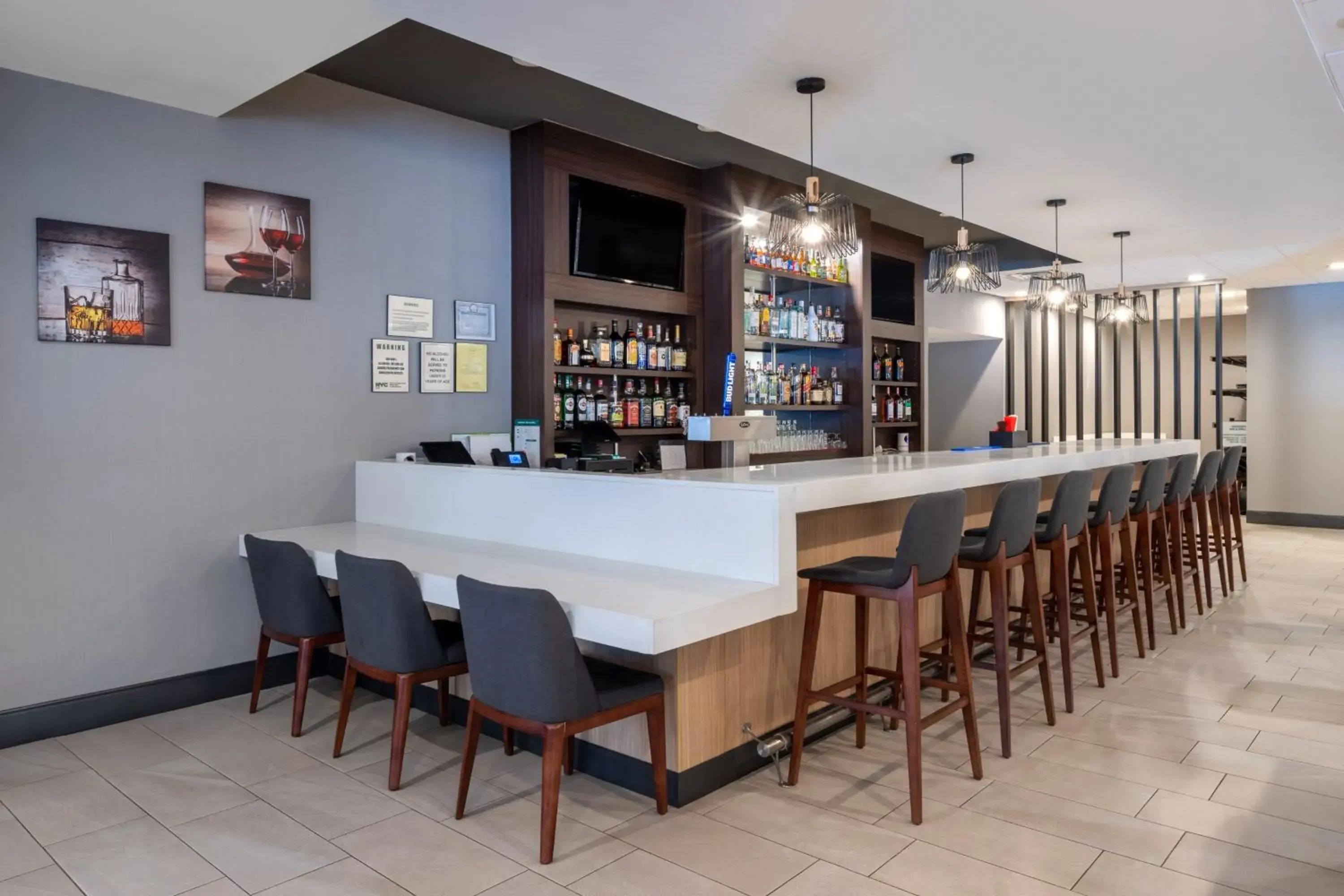 Lounge or bar in Holiday Inn Poughkeepsie by IHG Lounge or bar in Holiday Inn Poughkeepsie by IHG
