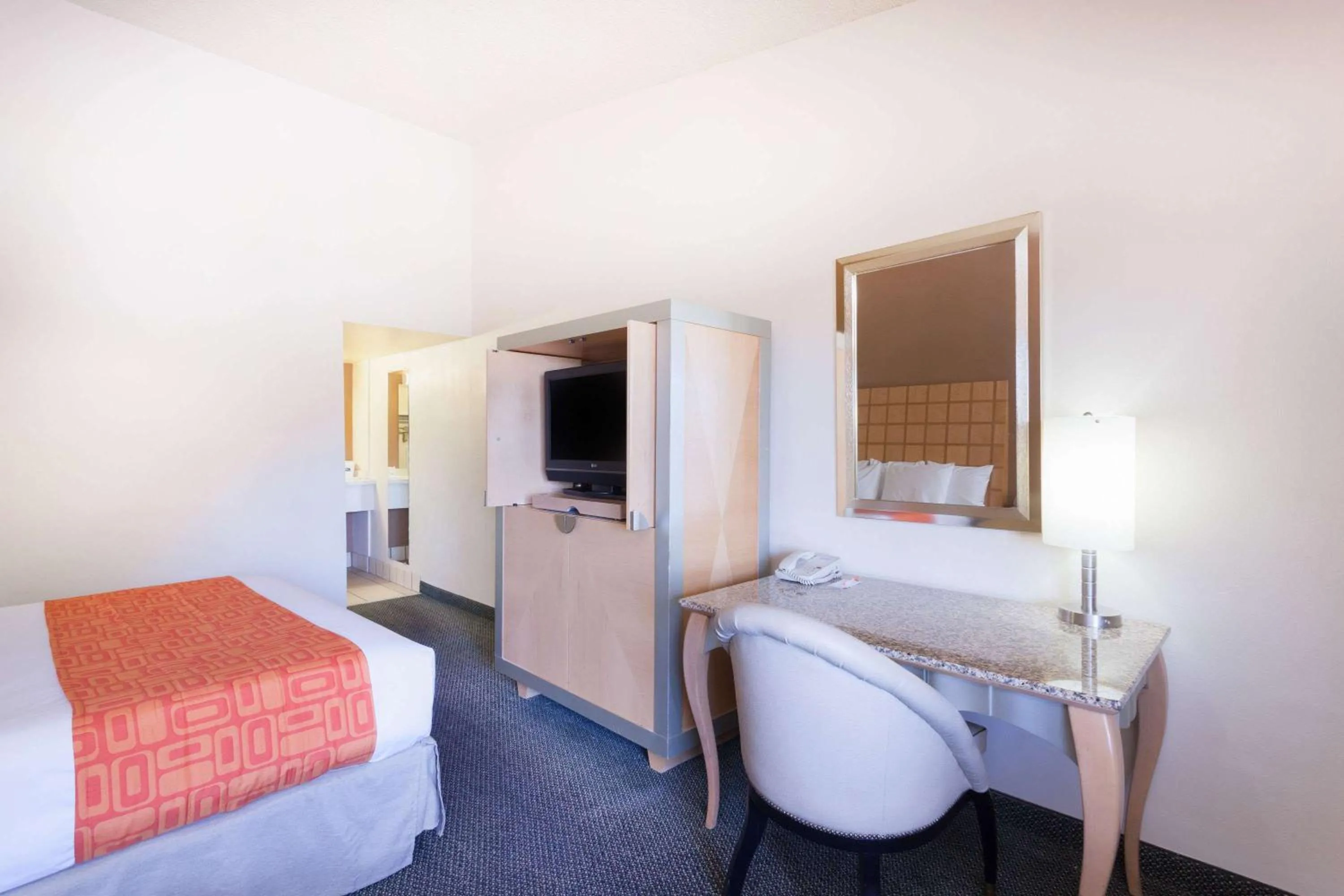 Photo of the whole room, Bed in Howard Johnson by Wyndham Yuma