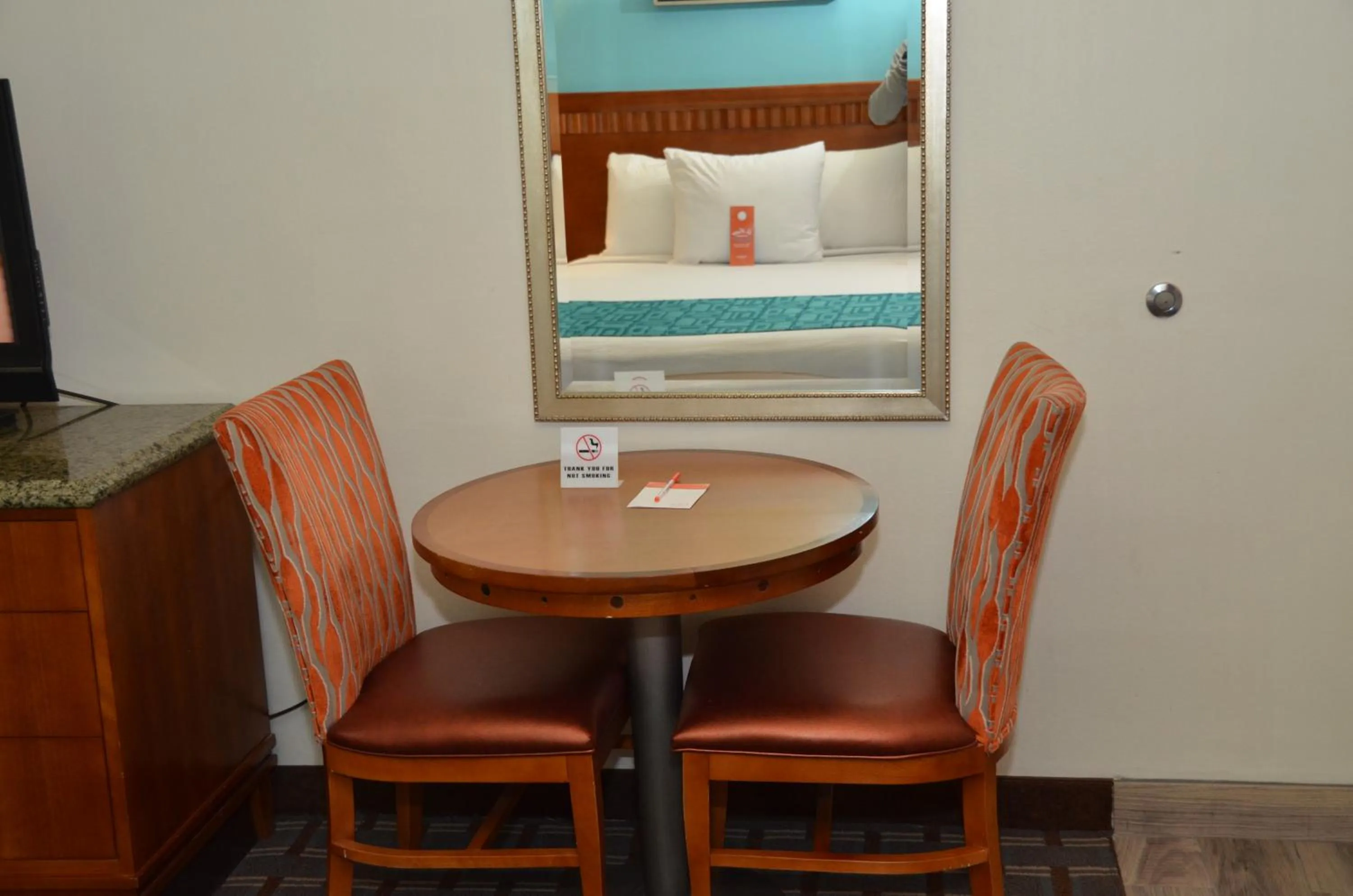 Seating area, Bed in Howard Johnson by Wyndham Yuma