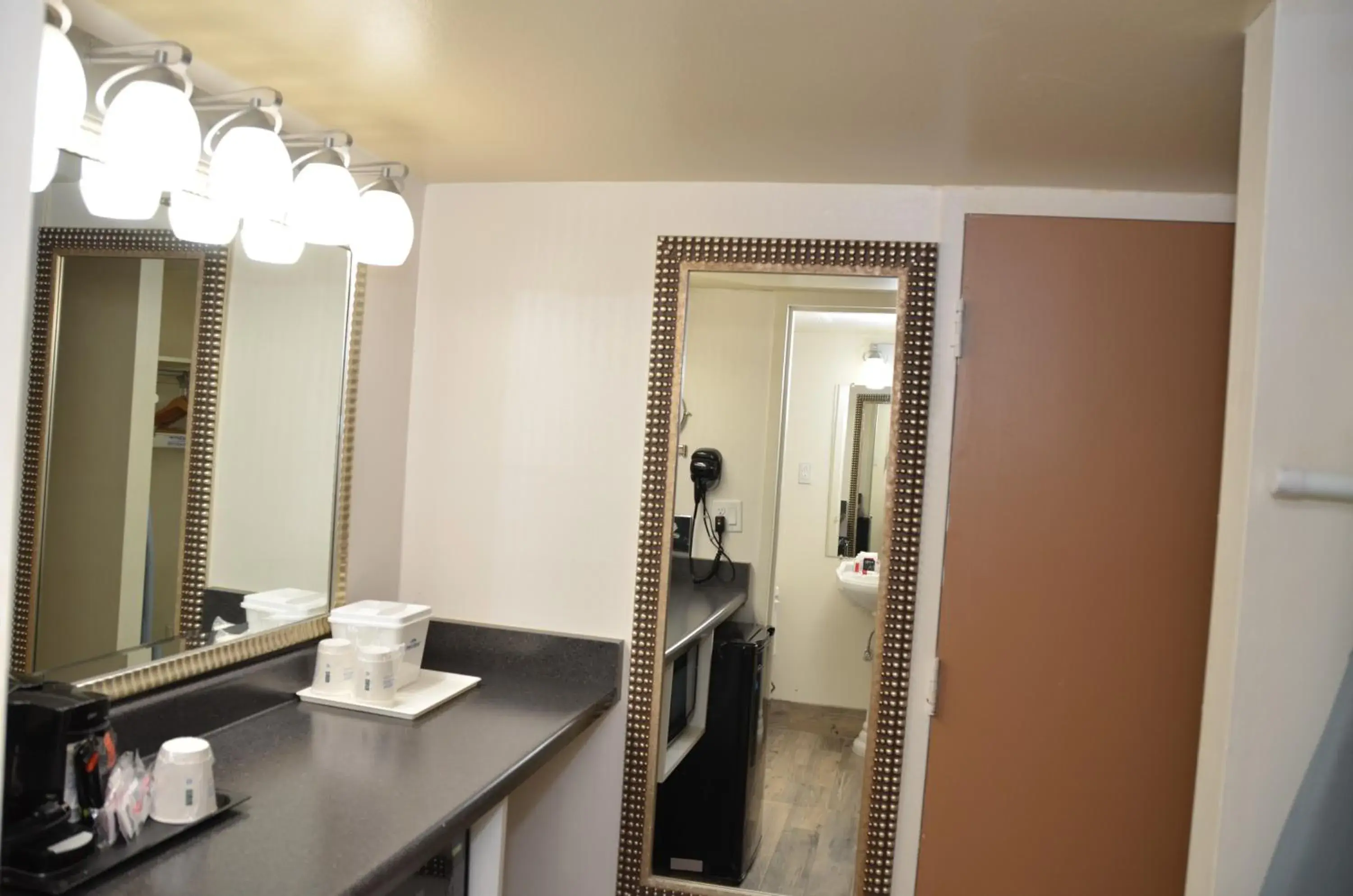 King Room - Mobility Access/Non-Smoking in Howard Johnson by Wyndham Yuma King Room - Mobility Access/Non-Smoking in Howard Johnson by Wyndham Yuma