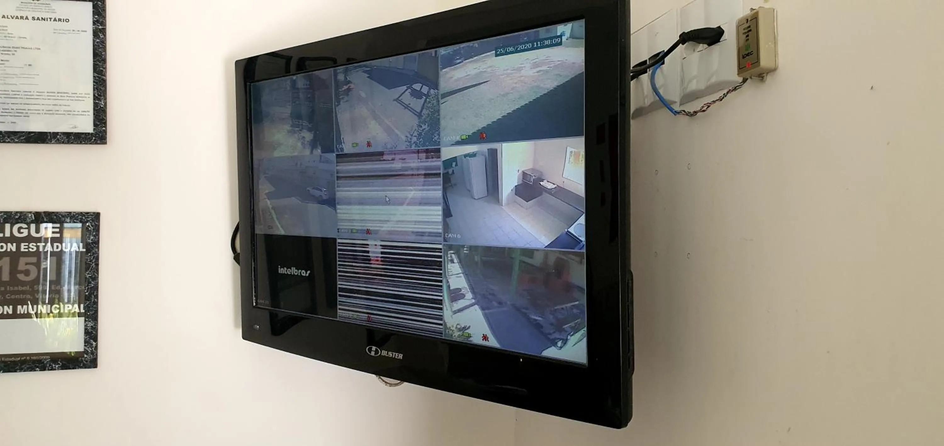 TV and multimedia in Duas Praias Hotel Pousada