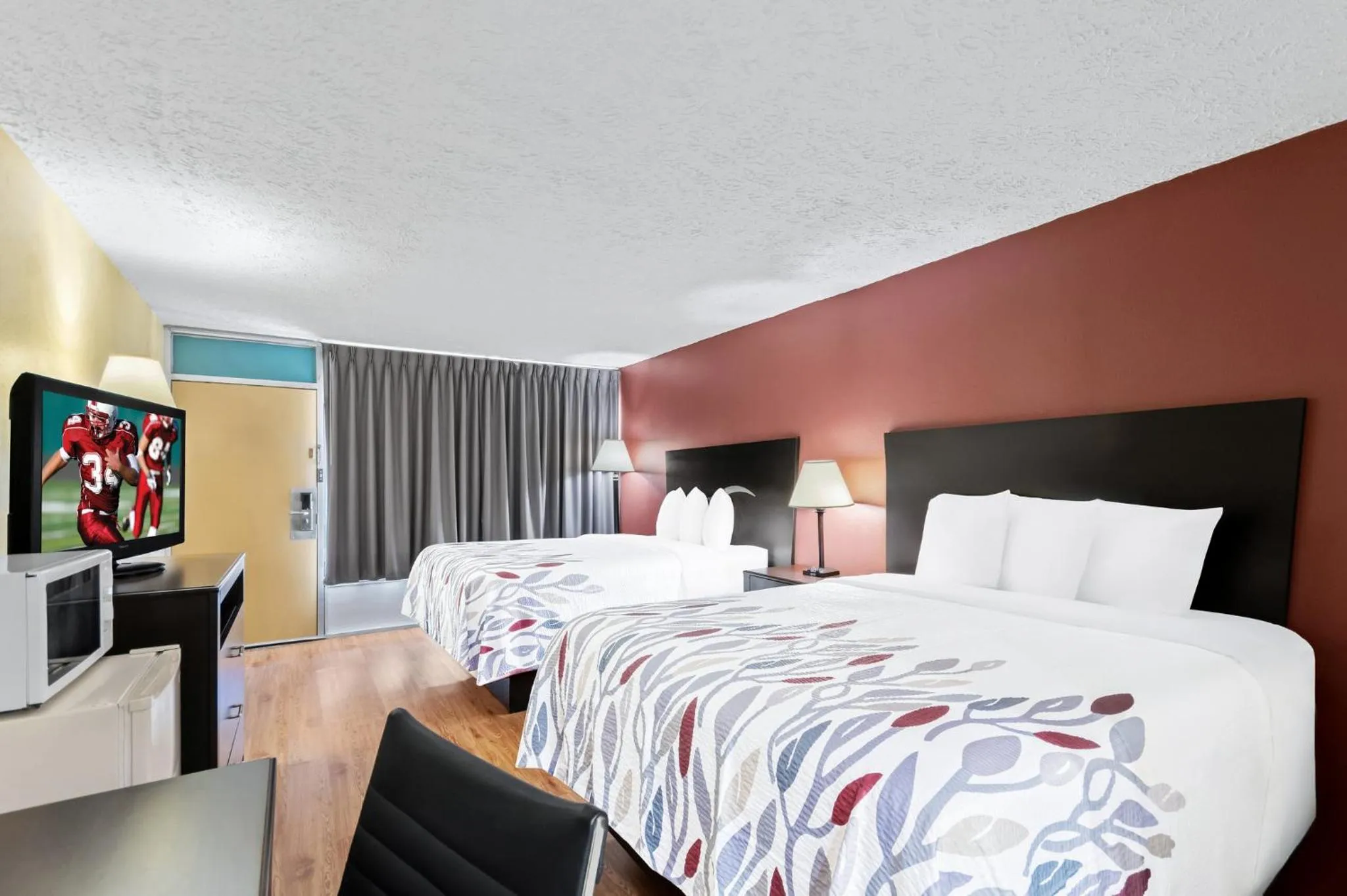 Photo of the whole room, Bed in Red Roof Inn Berea