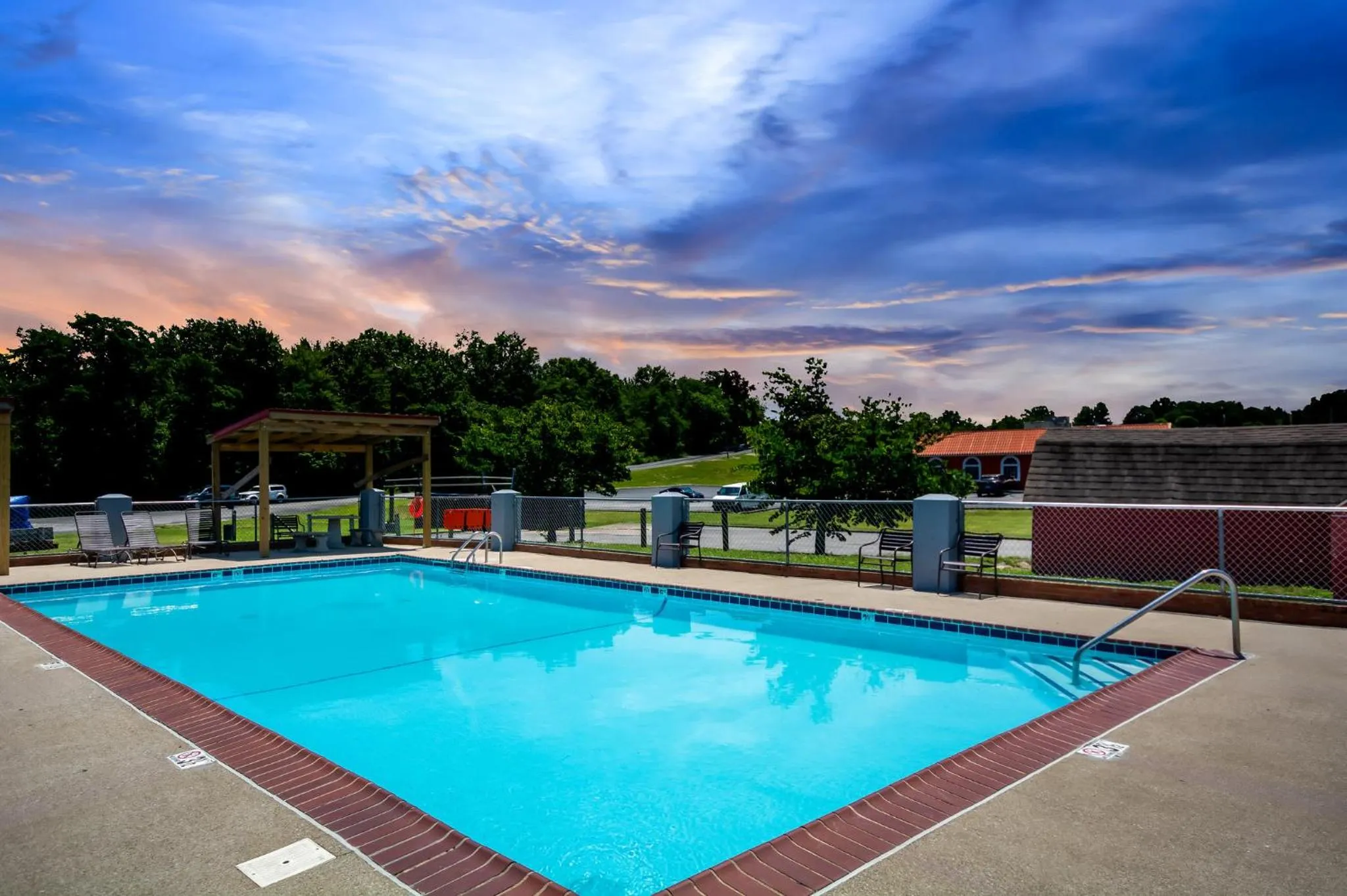 Swimming pool in Red Roof Inn Berea