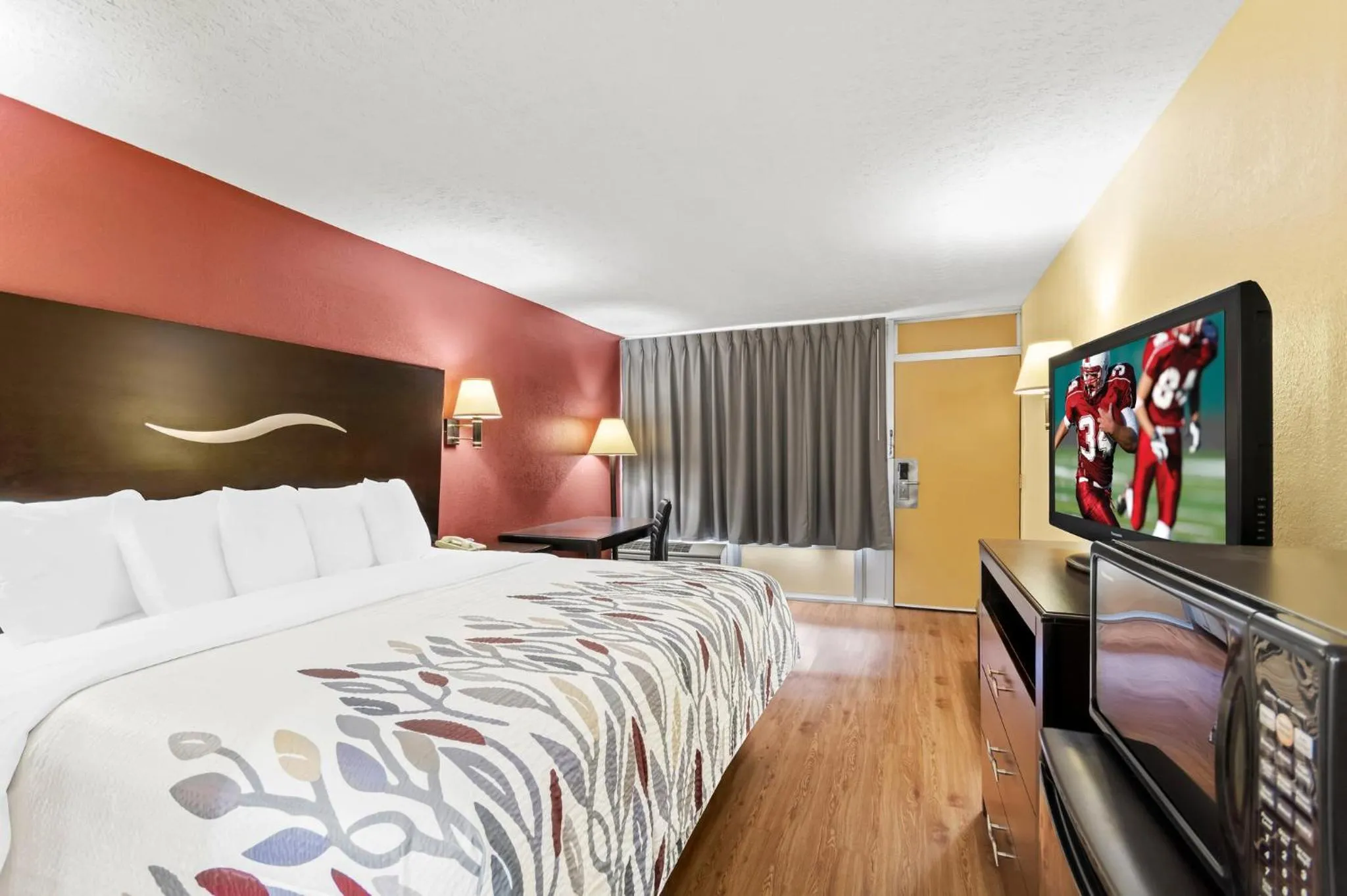 Photo of the whole room, Bed in Red Roof Inn Berea